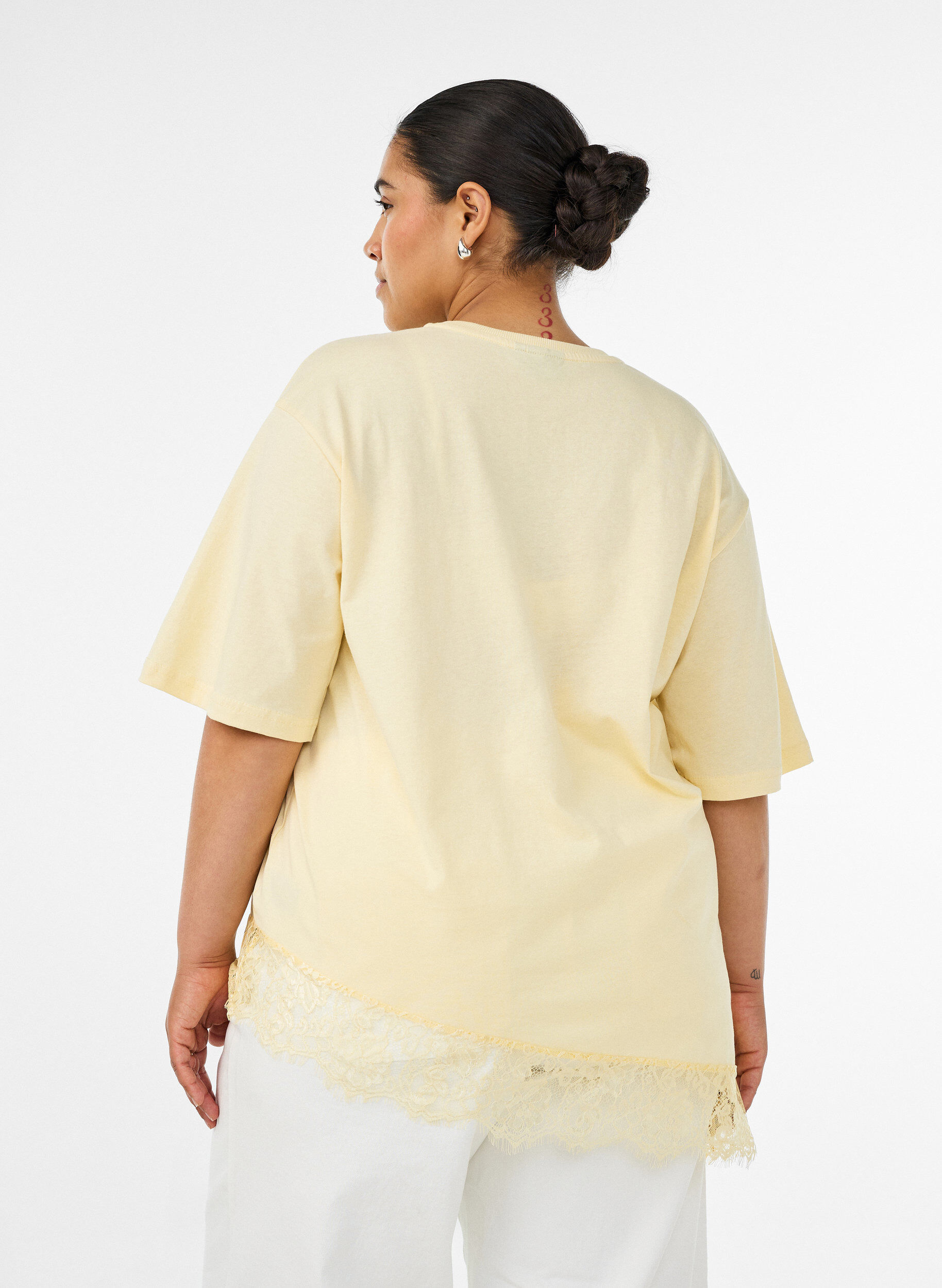 ZizziT-shirt avec ourlet asym&eacute;trique en dentelle, Jaune clair, Model image number 2