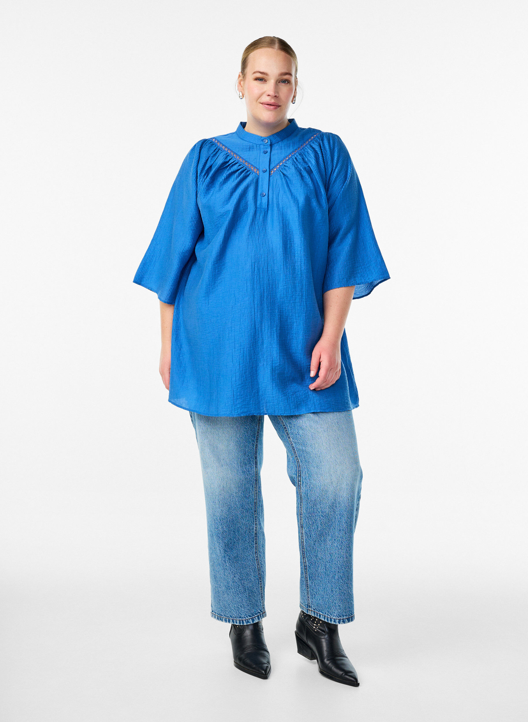 Zizzi Tunique avec finitions crochet et texture ray&eacute;e, Bleu, Model image number 1