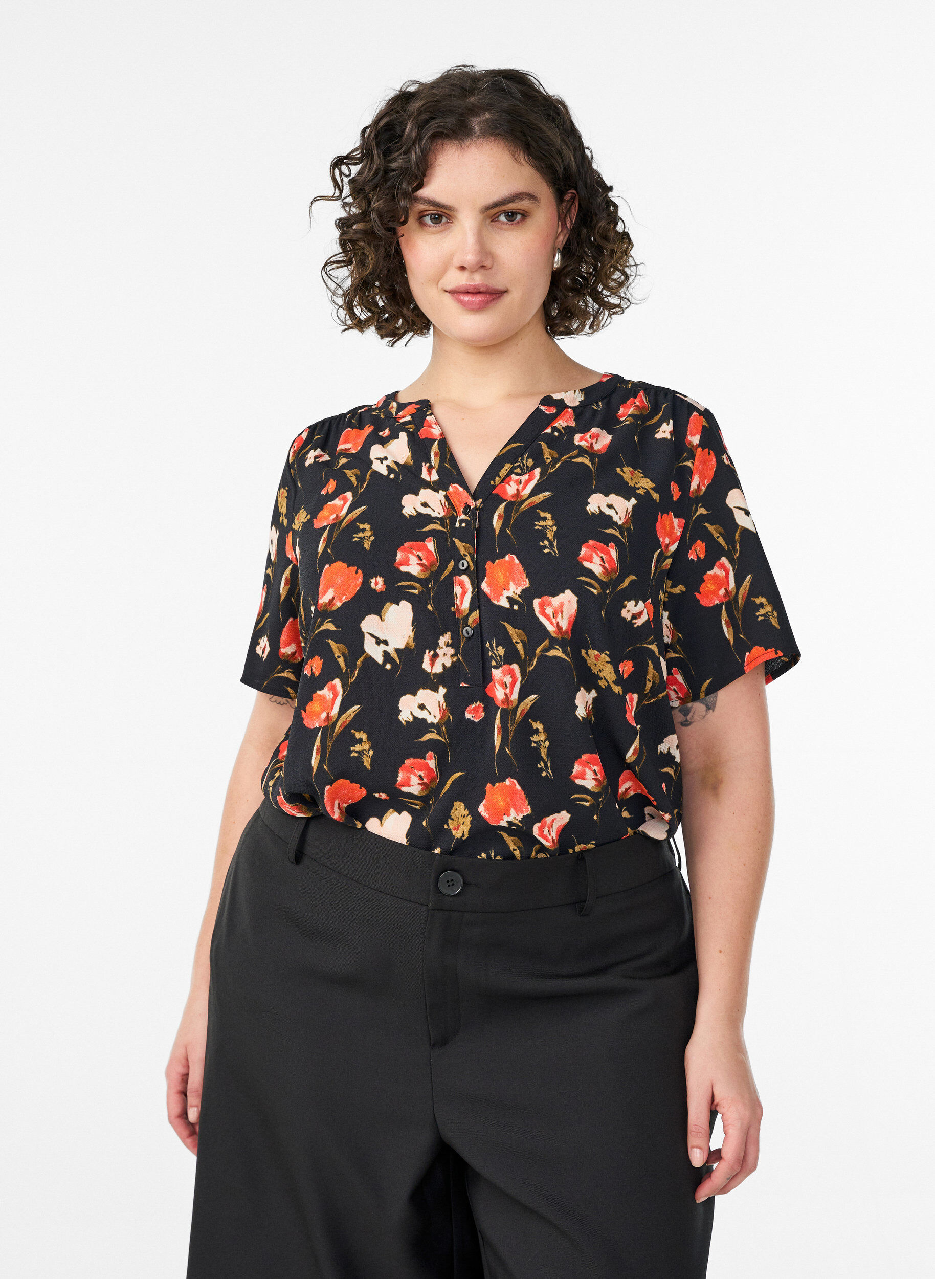 Zizzi Blouse &agrave; manches courtes et encolure en V, Noir, Model image number 0