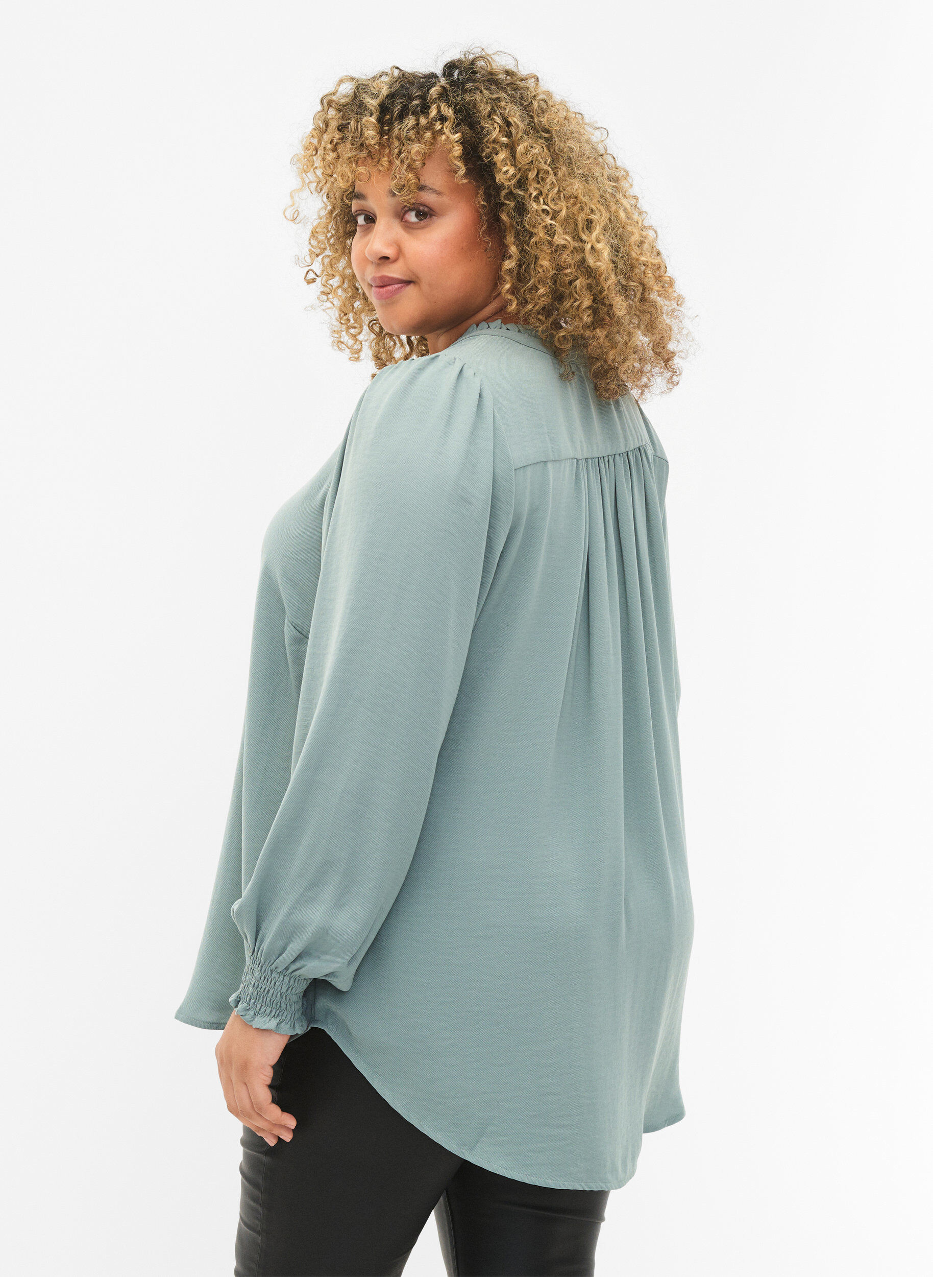 Zizzi Blouse avec smocks et d&eacute;collet&eacute; en V, Chinois Green, Model image number 1