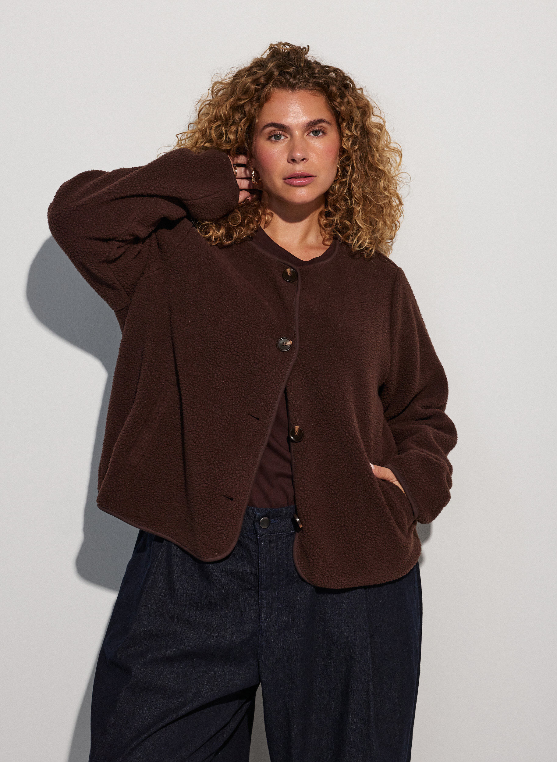 Veste teddy &agrave; col rond boutonn&eacute;e, Marron, Model