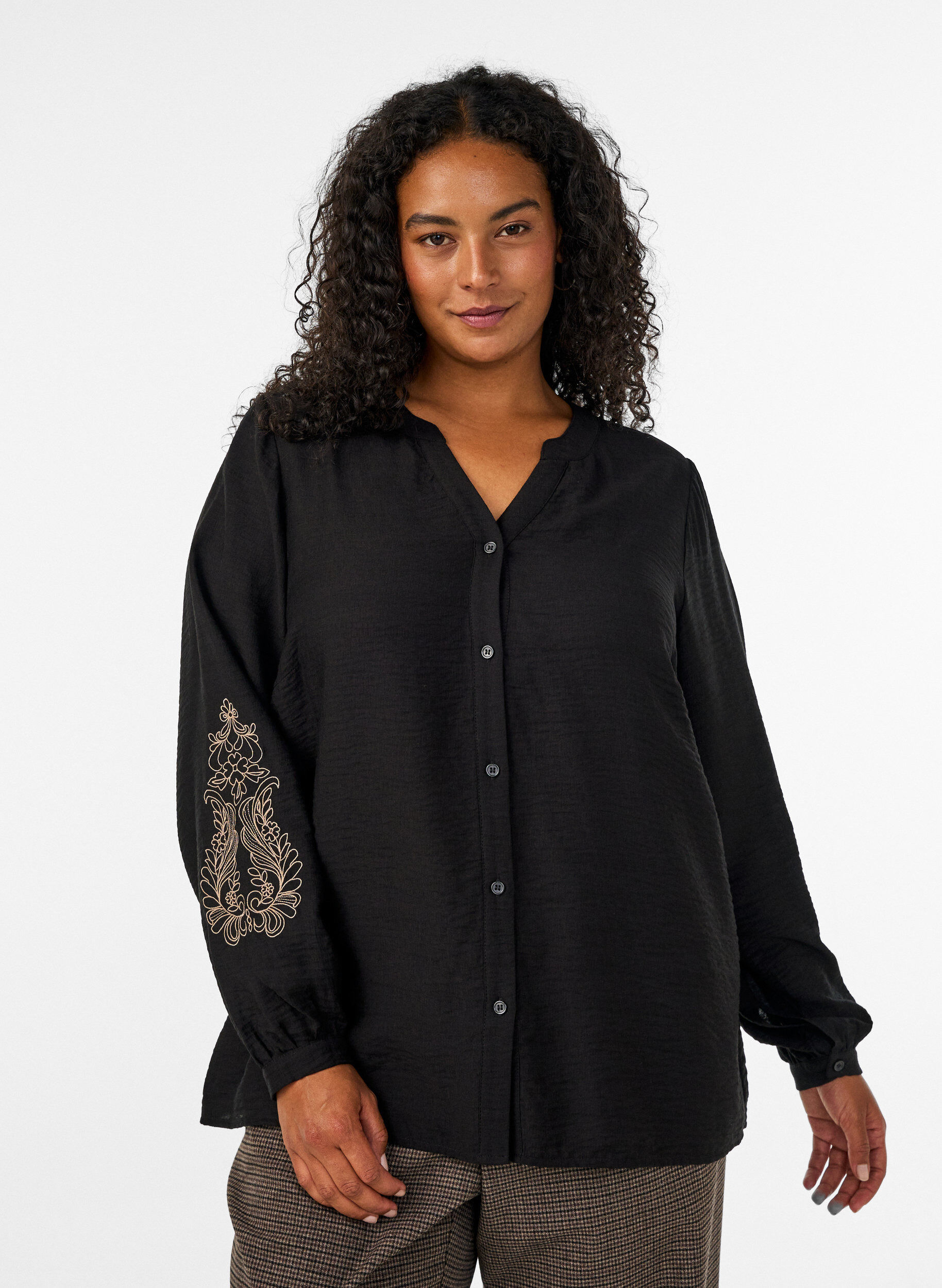 ZizziChemise en viscose avec manches brod&eacute;es, Noir, Model image number 0
