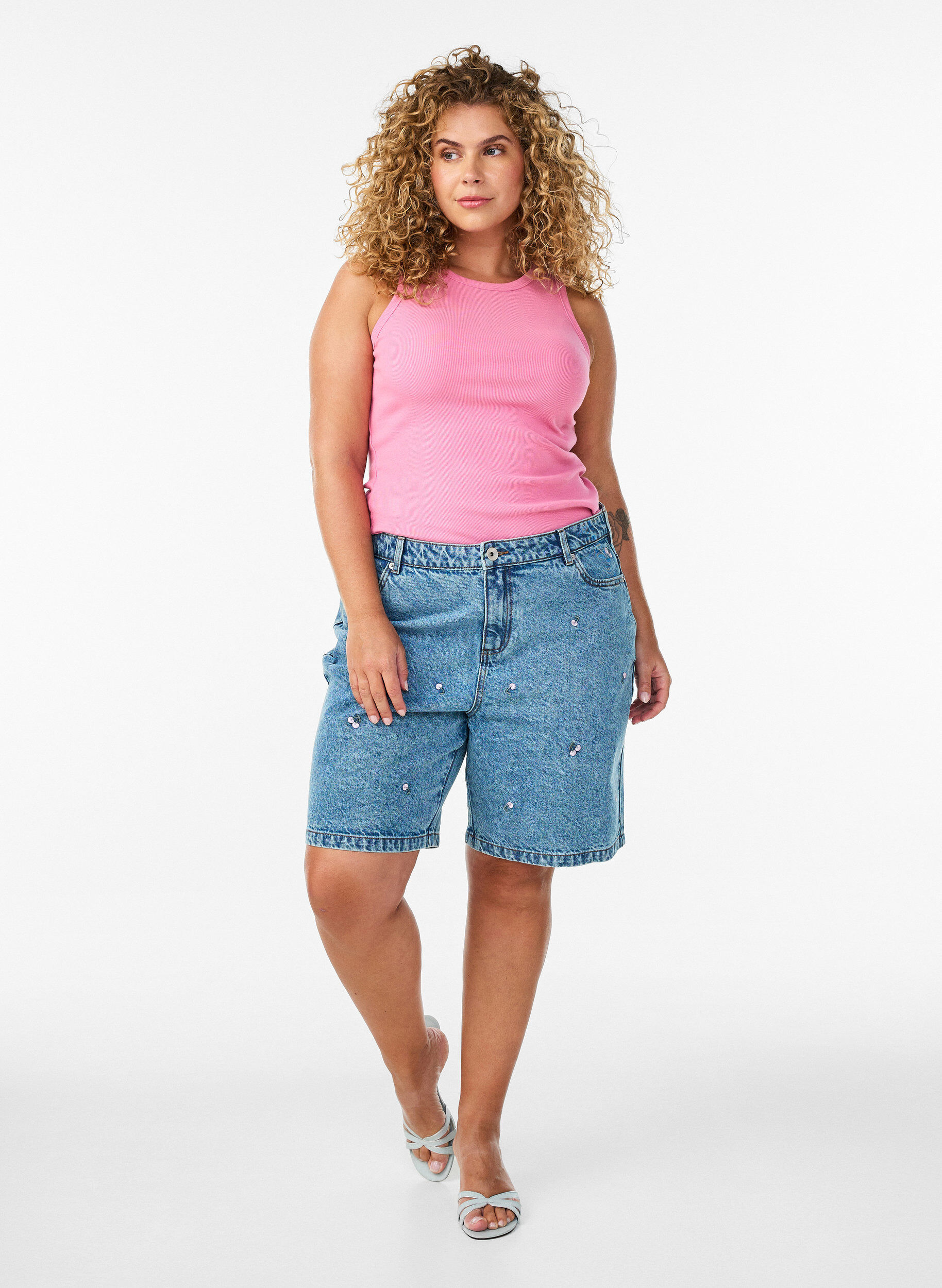 ZizziShort en jean taille haute avec des motifs brod&eacute;s, Bleu, Model image number 1