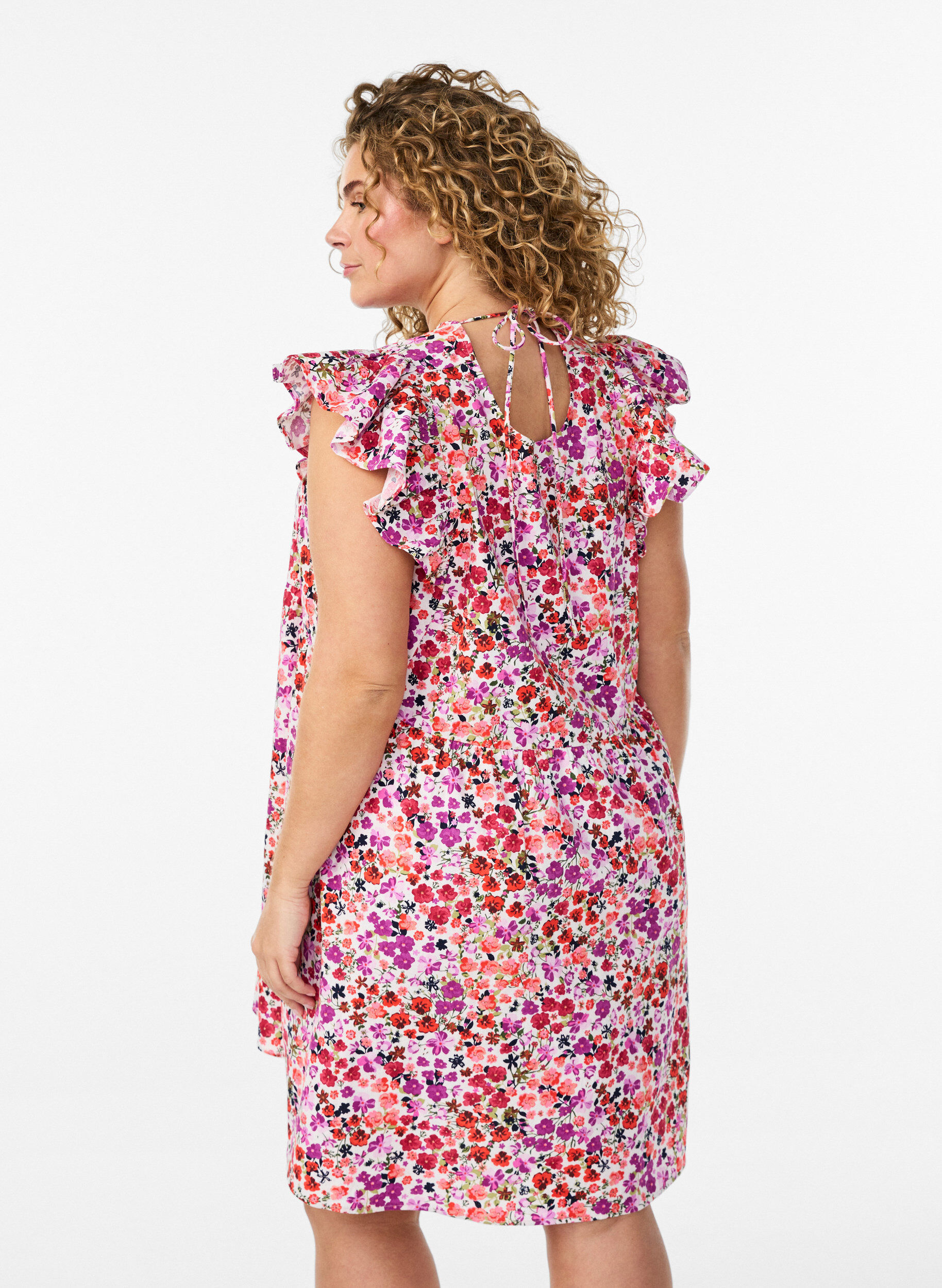 Zizzi Robe fleurie en coton avec volants et col en V, Rose, Model image number 2