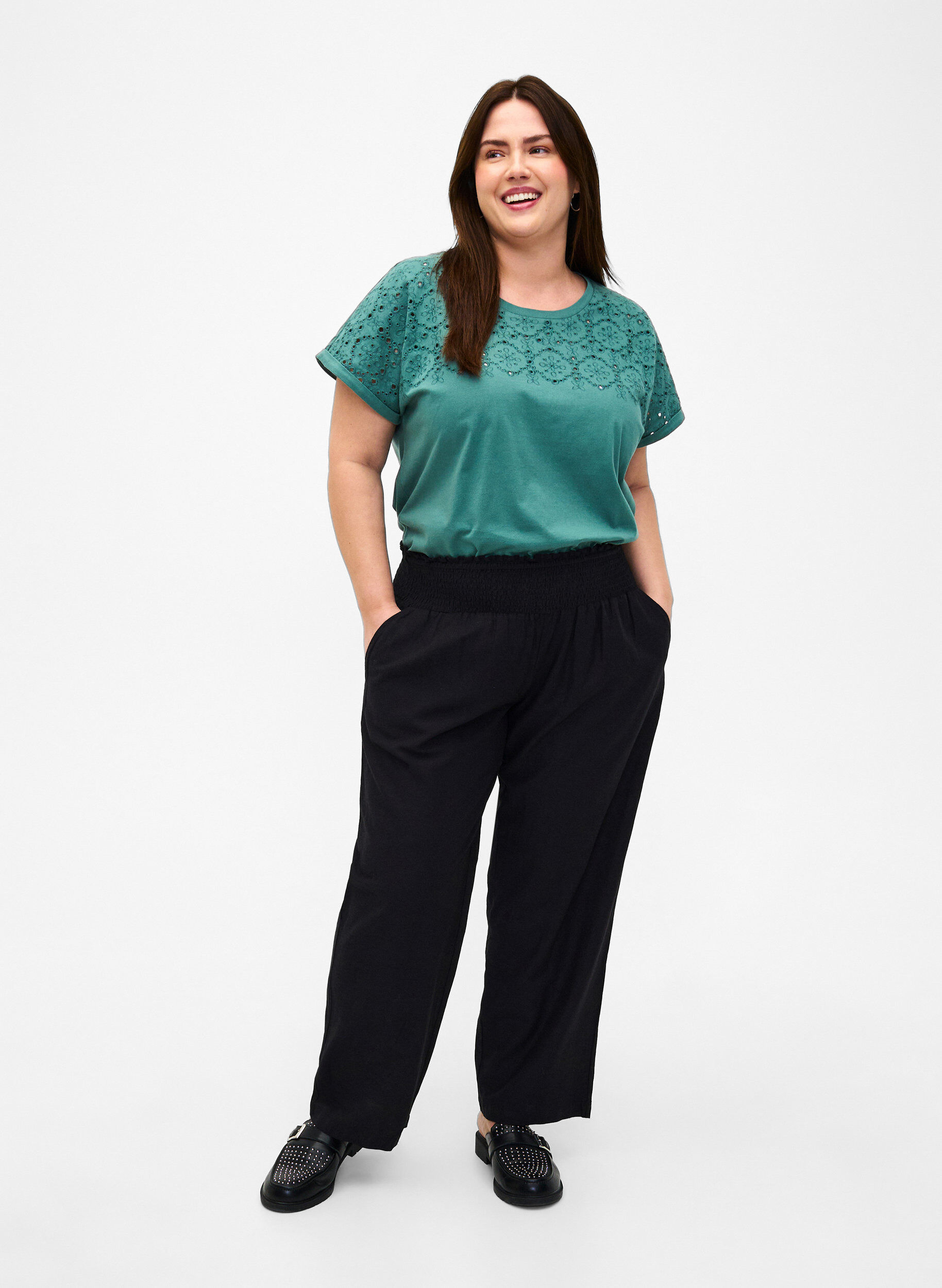 Zizzi Pantalon &agrave; smocks en lin, Noir, Model image number 0