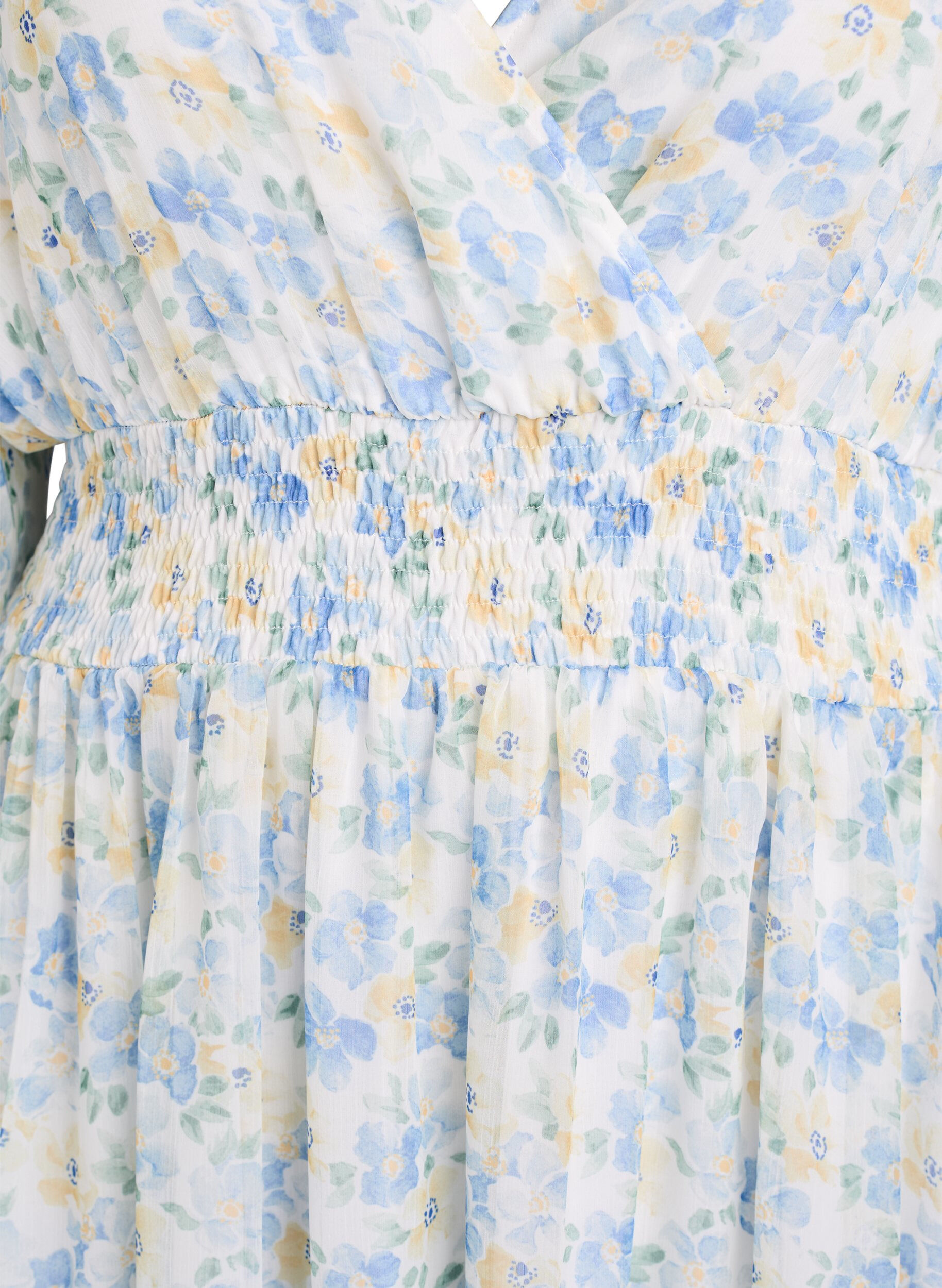 Zizzi Robe midi fleurie avec effet portefeuille et smocks, Bleu Clair, Packshot image number 2