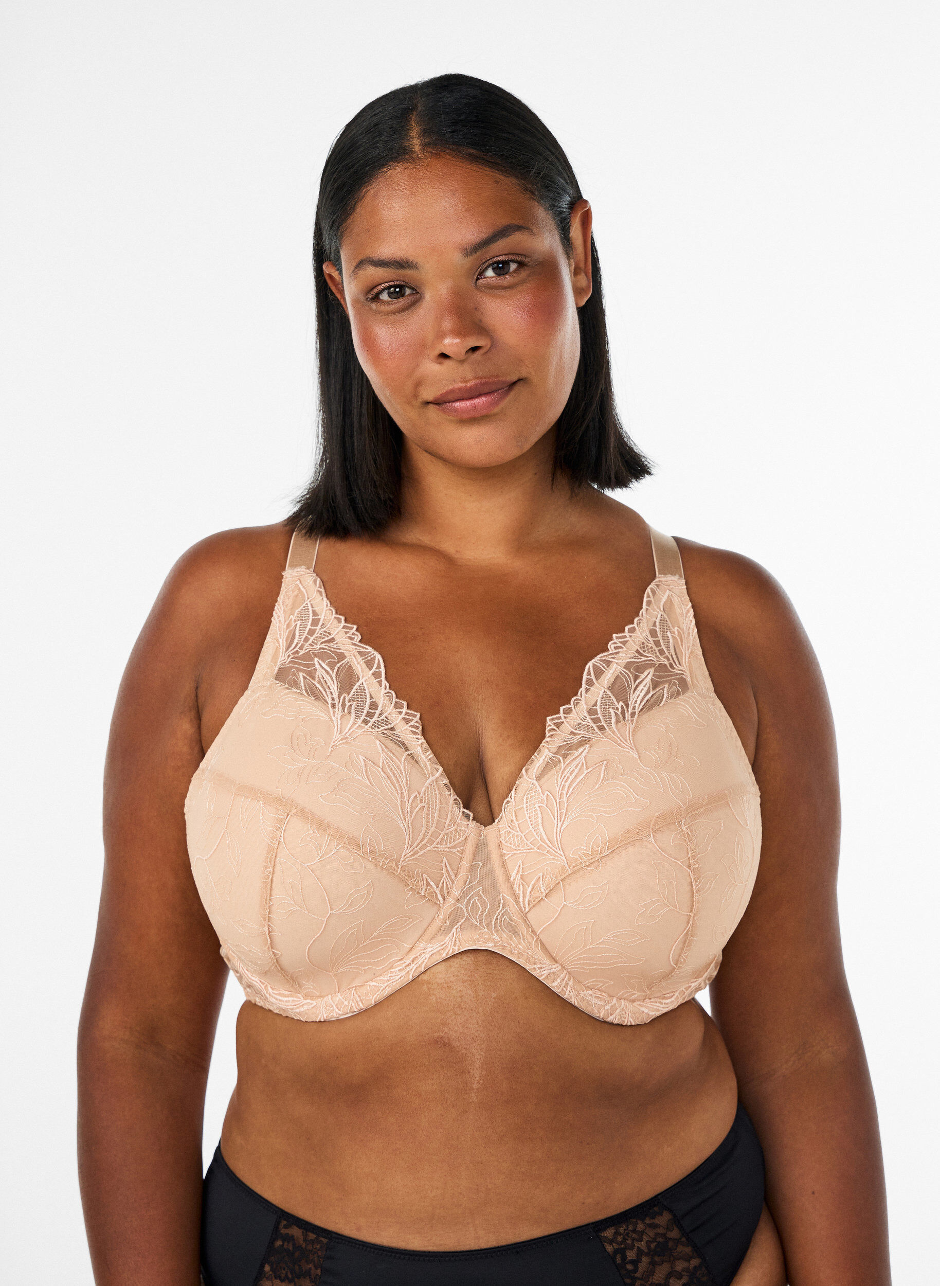 ZizziSoutien-gorge rembourr&eacute; en dentelle avec armatures, Beige, Model image number 0