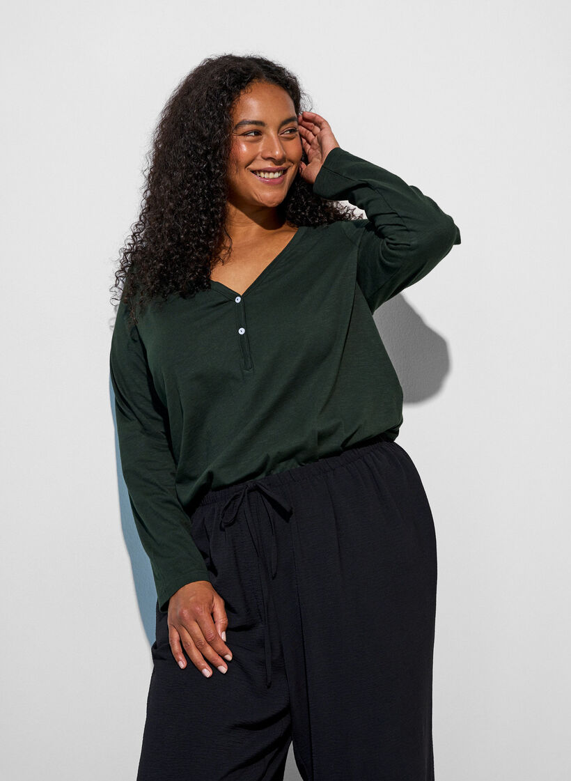 T-shirt &agrave; manches longues avec col V et boutons, Vert fonc&eacute;, Model image number 0