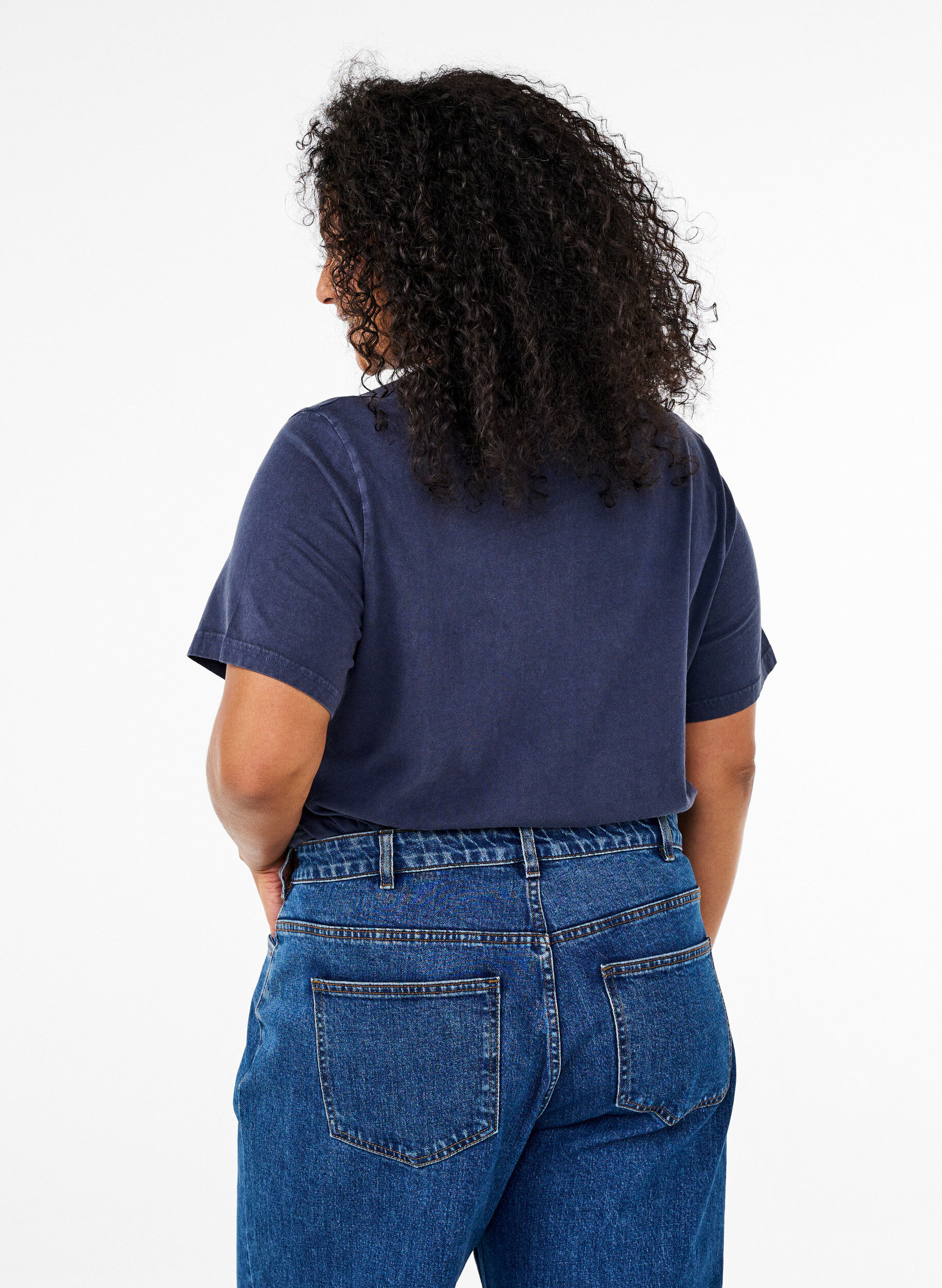 Zizzi T-shirt avec &oelig;illets et imprim&eacute;, Navy Washed , Model image number 1