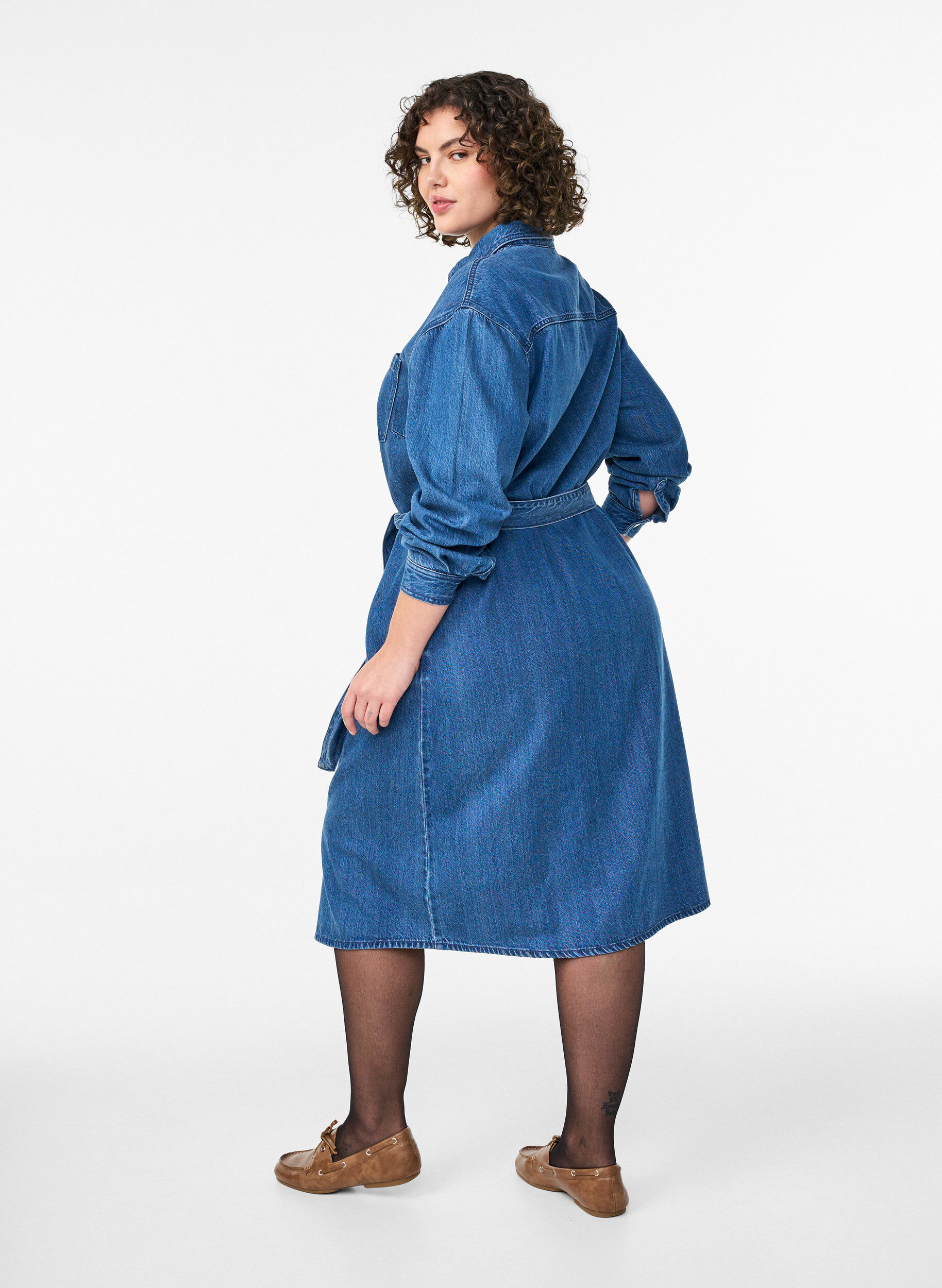 Zizzi Robe chemise en denim avec ceinture &agrave; nouer et poches lat&eacute;rales, Bleu, Model image number 1
