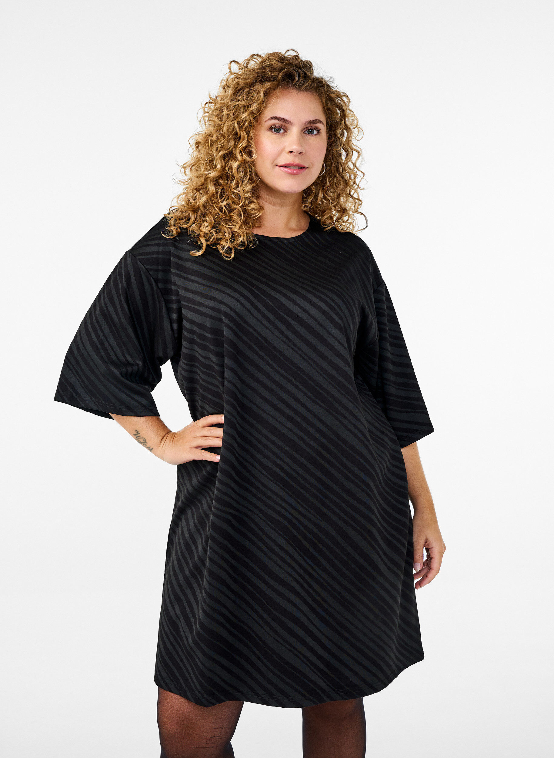 Zizzi Robe &agrave; motifs avec manches 3/4, Noir, Model image number 0