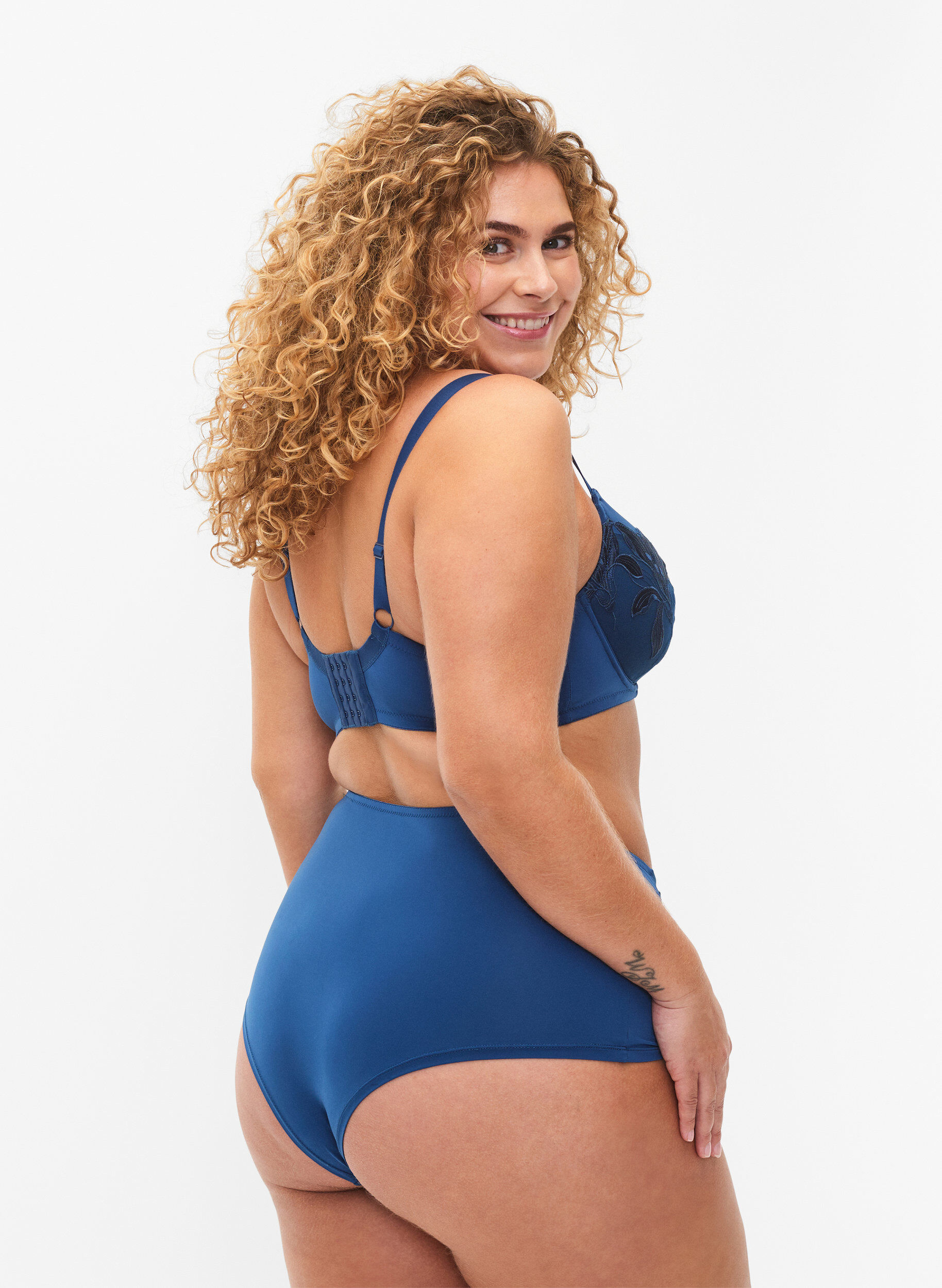 Zizzi Culottes hautes avec taille r&eacute;guli&egrave;re et dentelle, Sailor Blue, Model image number 1