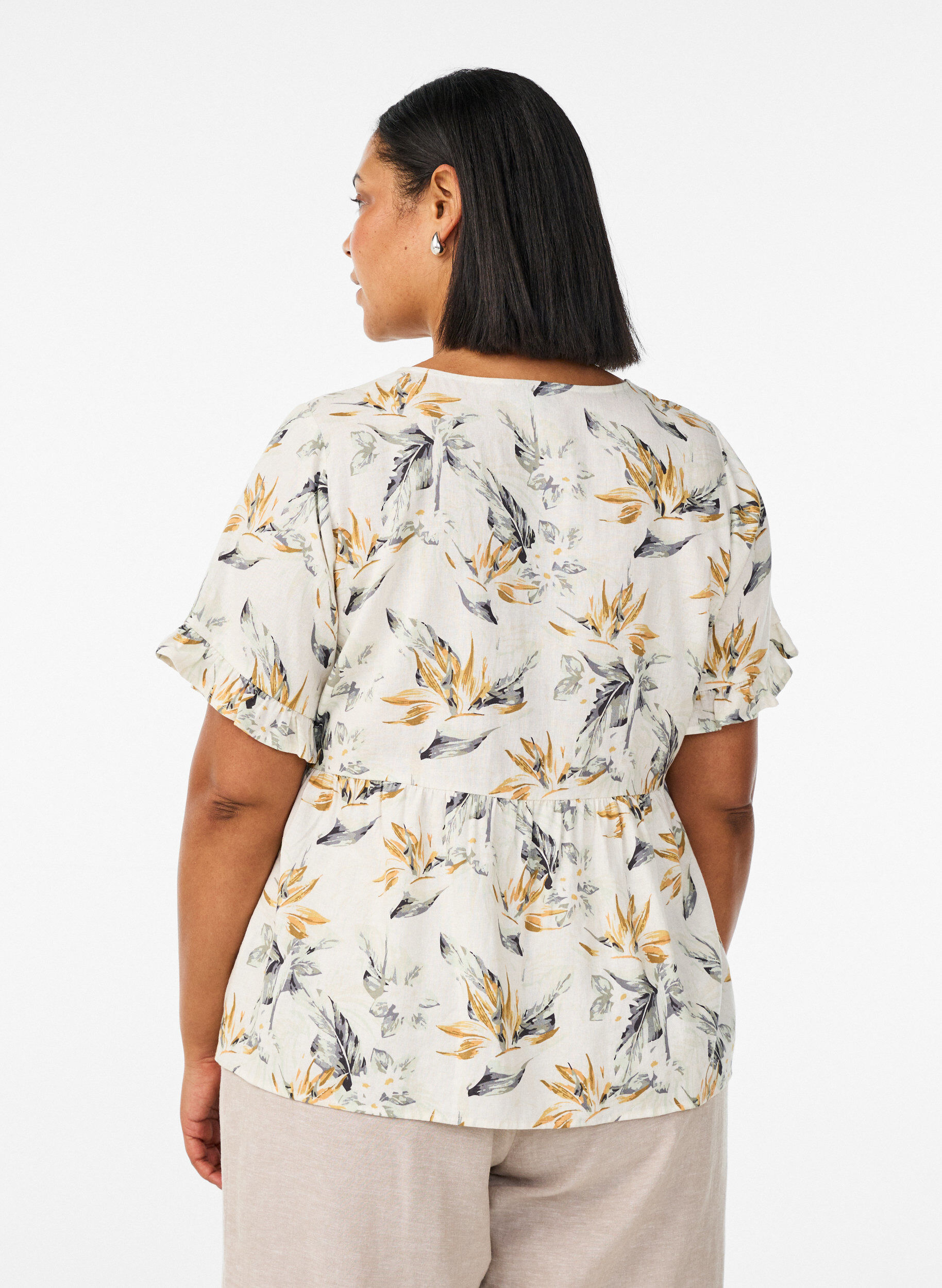 ZizziBlouse en lin et viscose avec un col en V et une fermeture boutonn&eacute;e, Blanc, Model image number 2