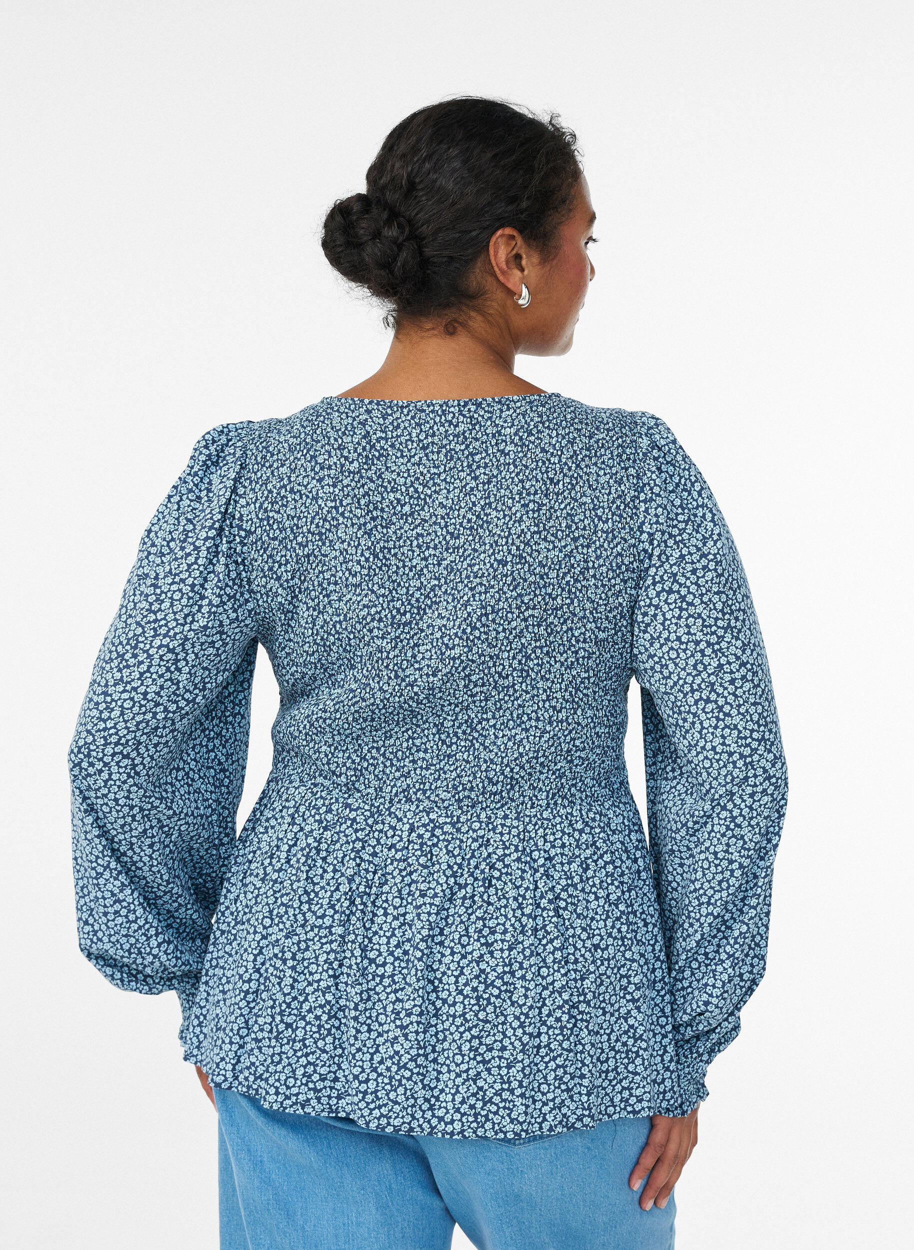 Zizzi Blouse avec haut smock&eacute; et imprim&eacute; fleuri, Bleu, Model image number 2