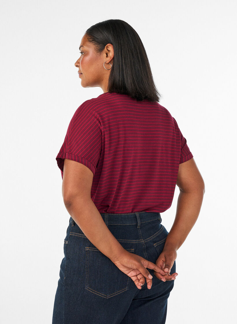 T-shirt ray&eacute; en viscose avec un col rond, Bordeaux, Model image number 2