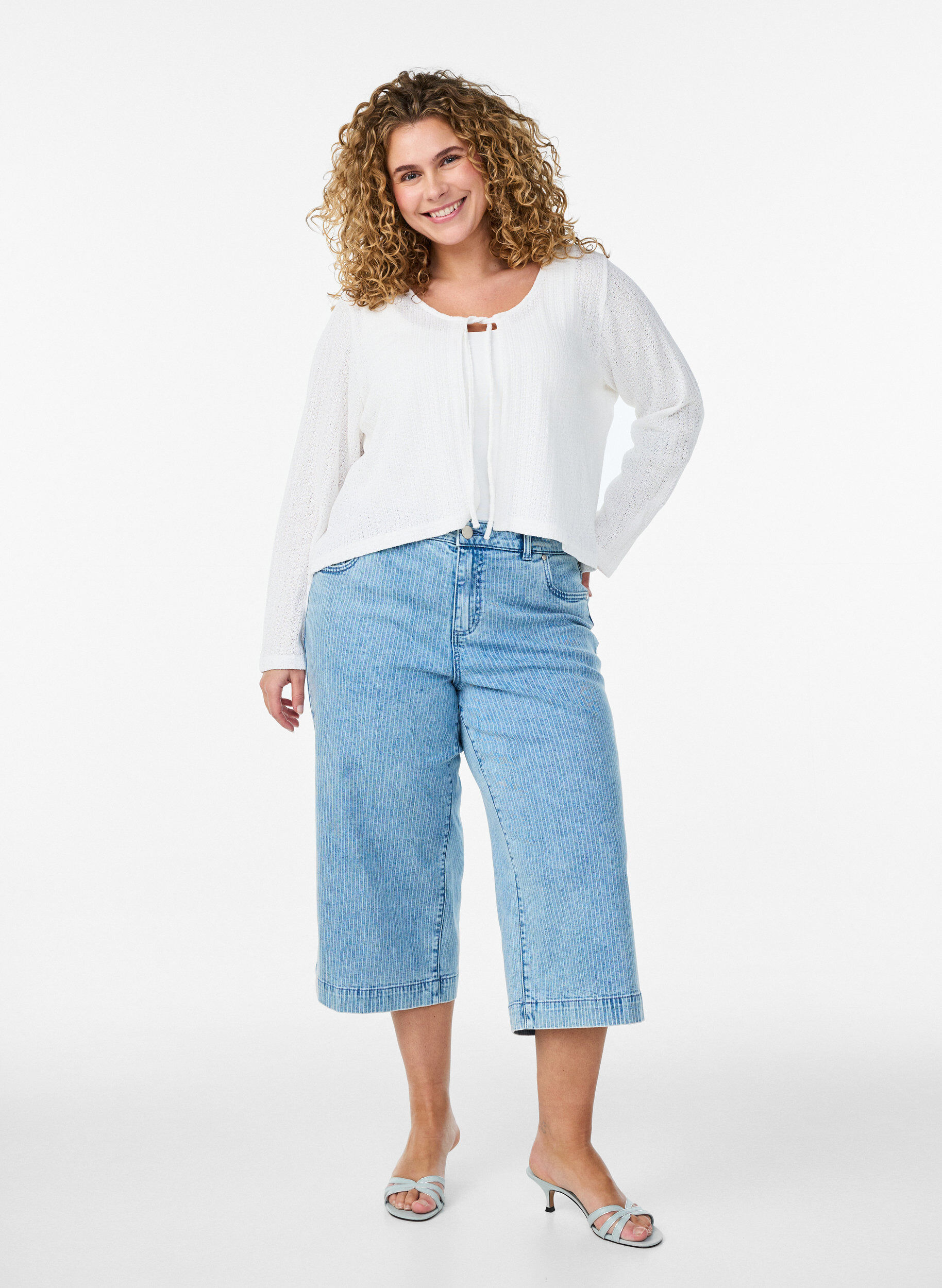 Zizzi Cardigan en jersey textur&eacute; &agrave; nouer sur le devant, Blanc, Model image number 1