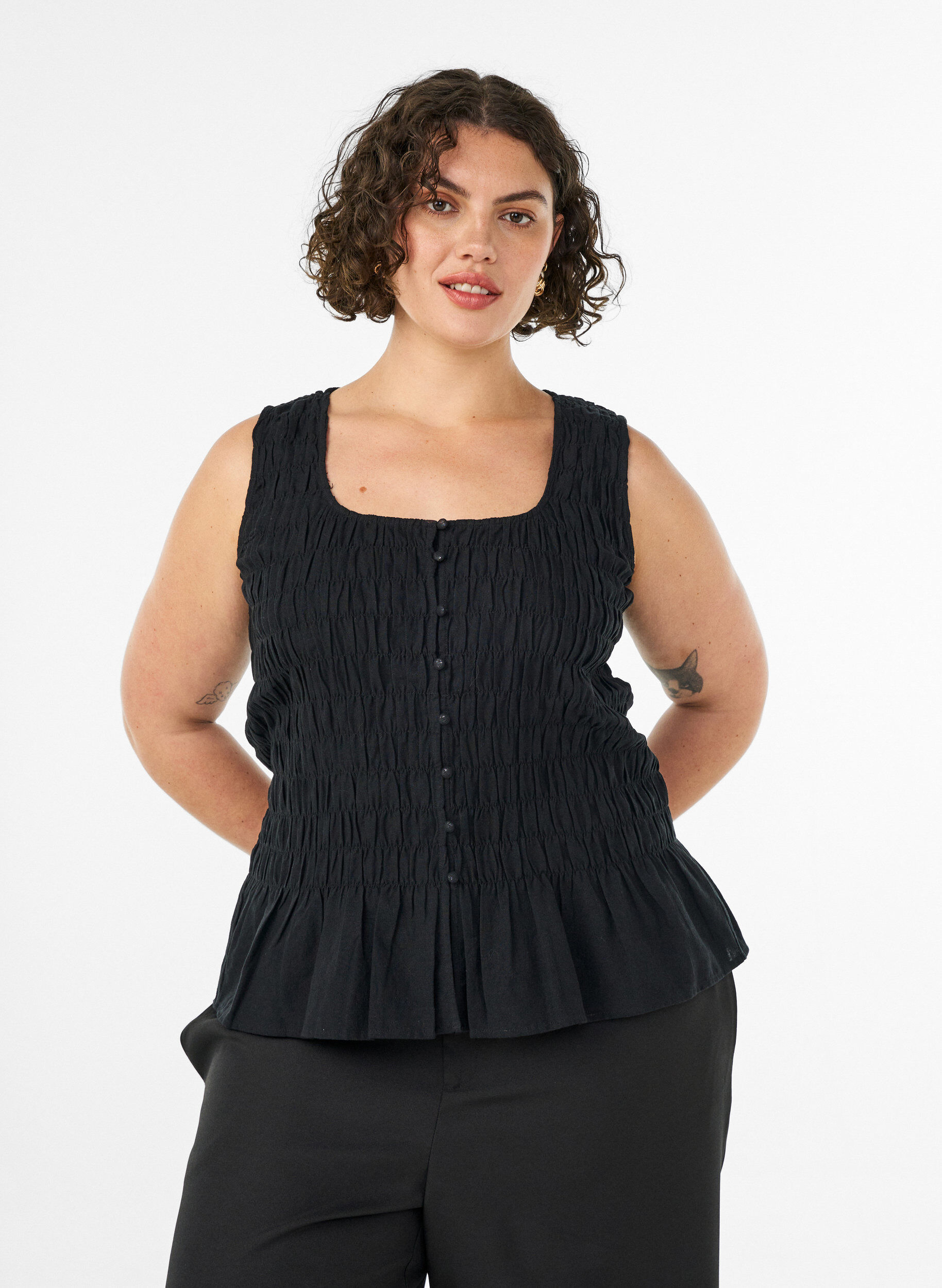 Top sans manches en coton et lin avec smocks, Noir, Model