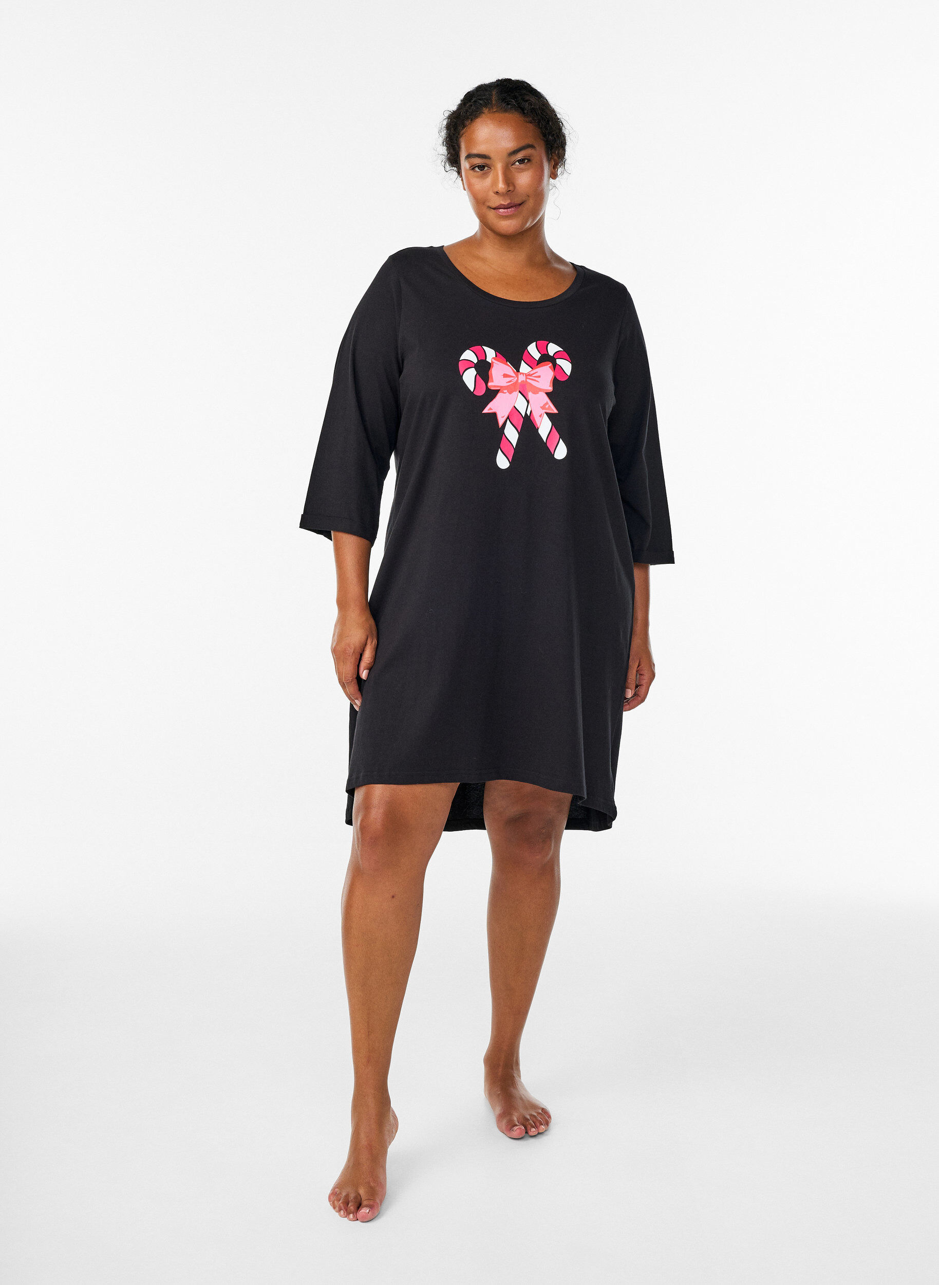 Zizzi Chemise de nuit en coton bio &agrave; motif de No&euml;l, Noir, Model image number 1