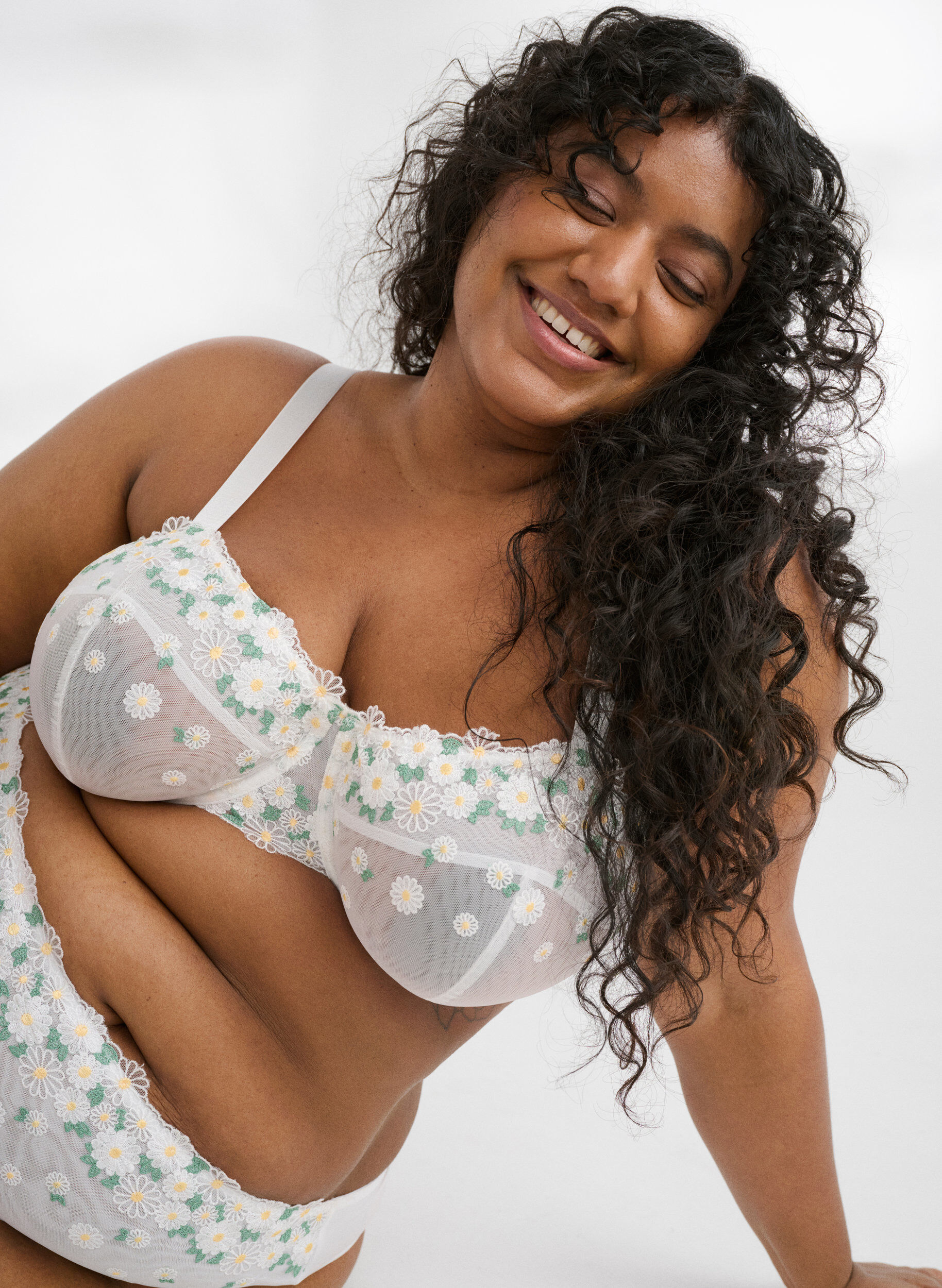 Zizzi Soutien-gorge balconnet en maille brod&eacute;e de marguerites, Blanc, Image image number 0