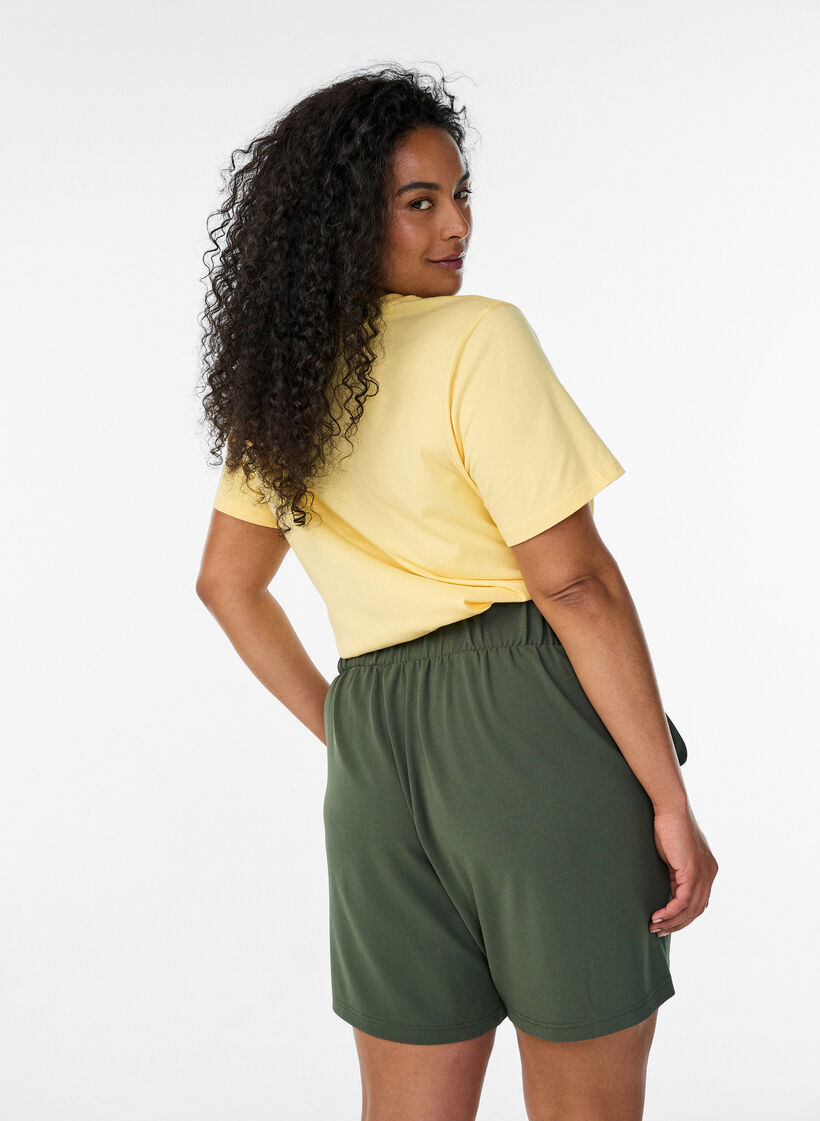 Short avec poches et coupe ample, Vert, Model image number 2