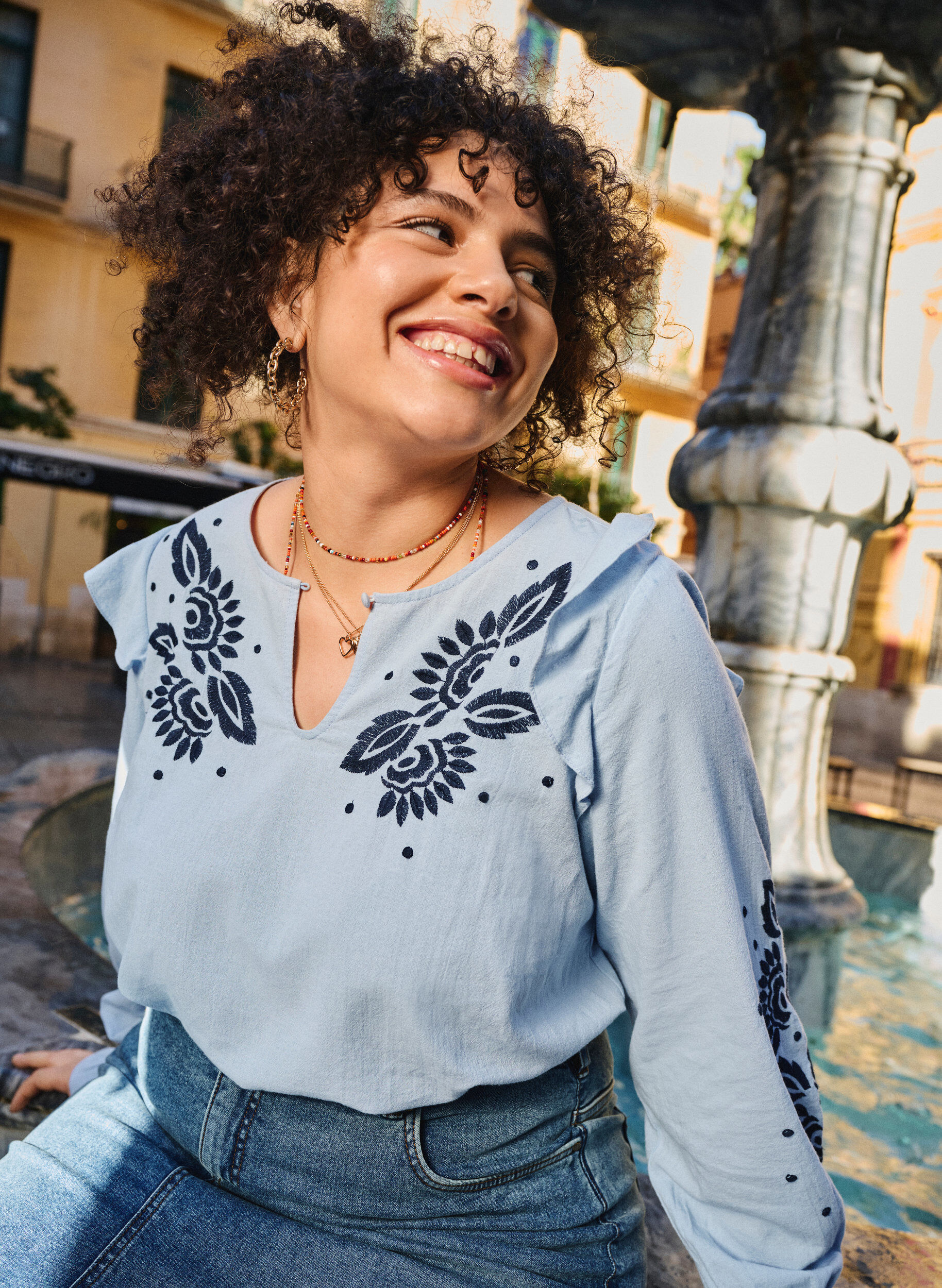 Zizzi Chemisier en coton avec des d&eacute;tails brod&eacute;s et des volants., Bleu Clair, Image image number 0