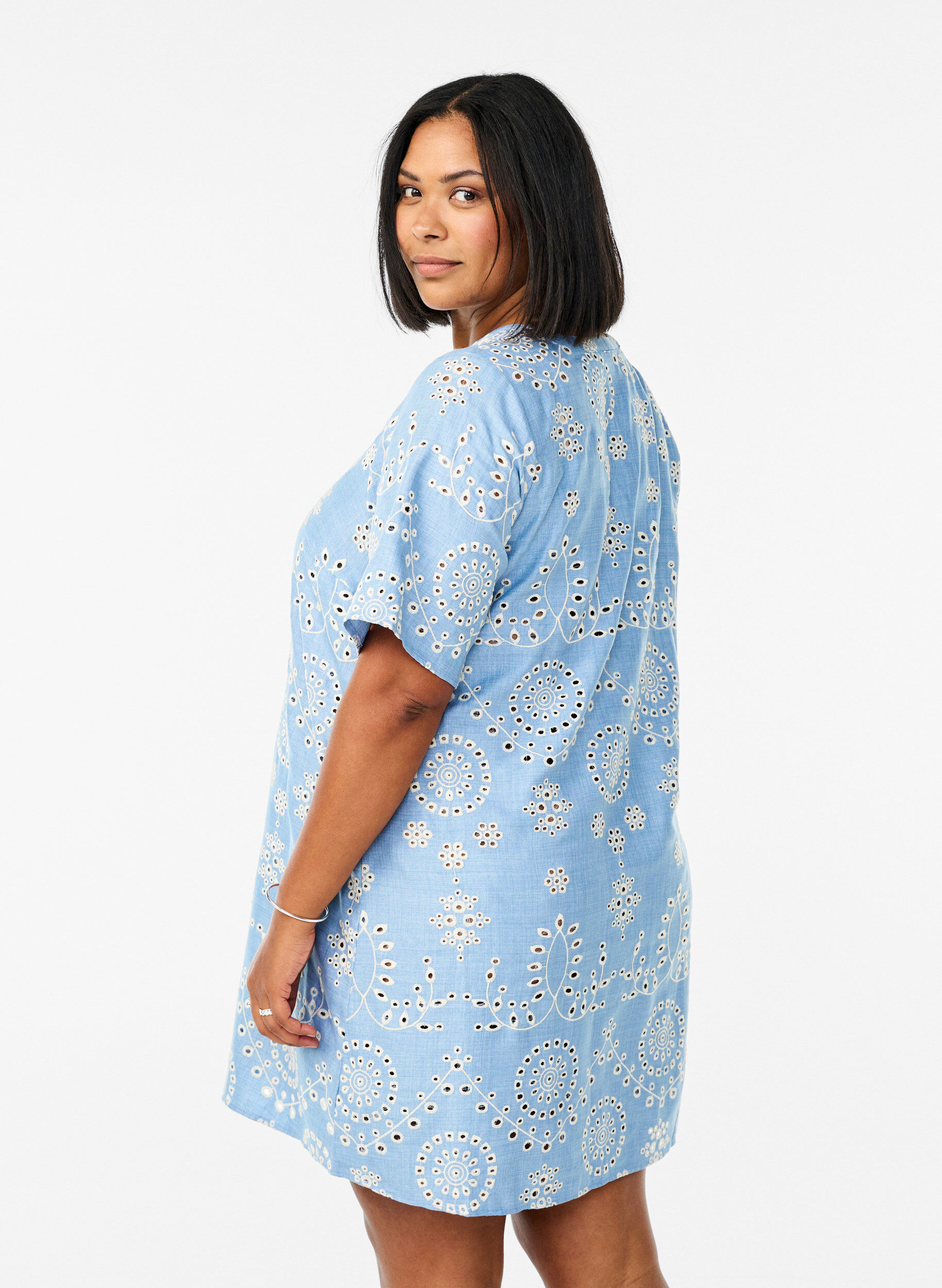 Zizzi Robe courte avec motif ajour&eacute; d&eacute;coratif, Bleu, Model image number 2