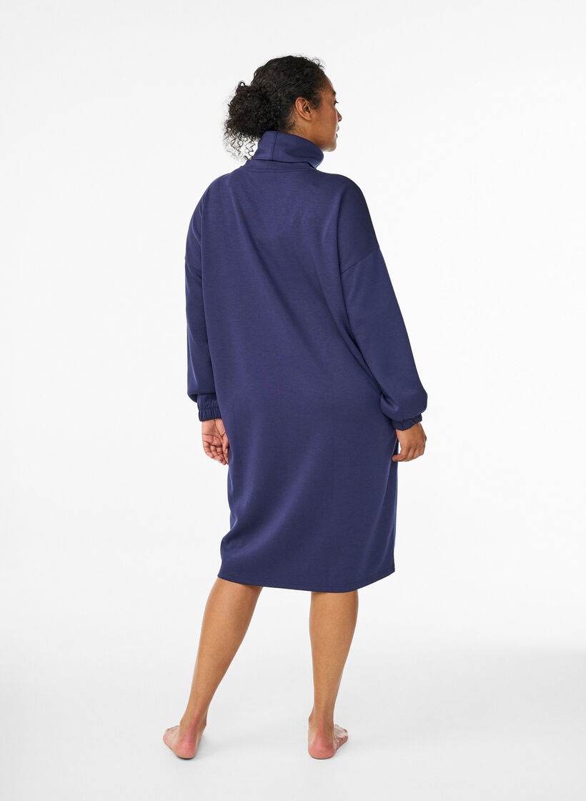 Robe à col roulé en forme de trapèze, Bleu, Model image number 1