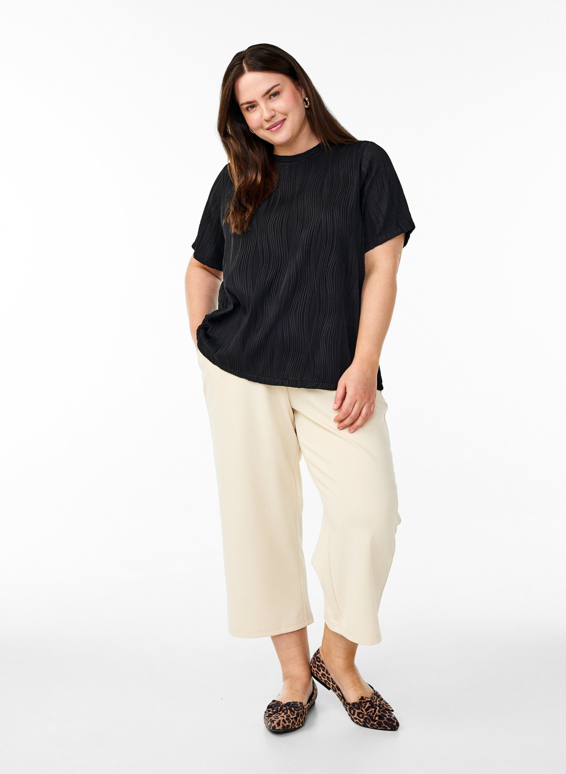 Zizzi Chemisier &agrave; manches courtes et &agrave; texture ondul&eacute;e, Noir, Model image number 1