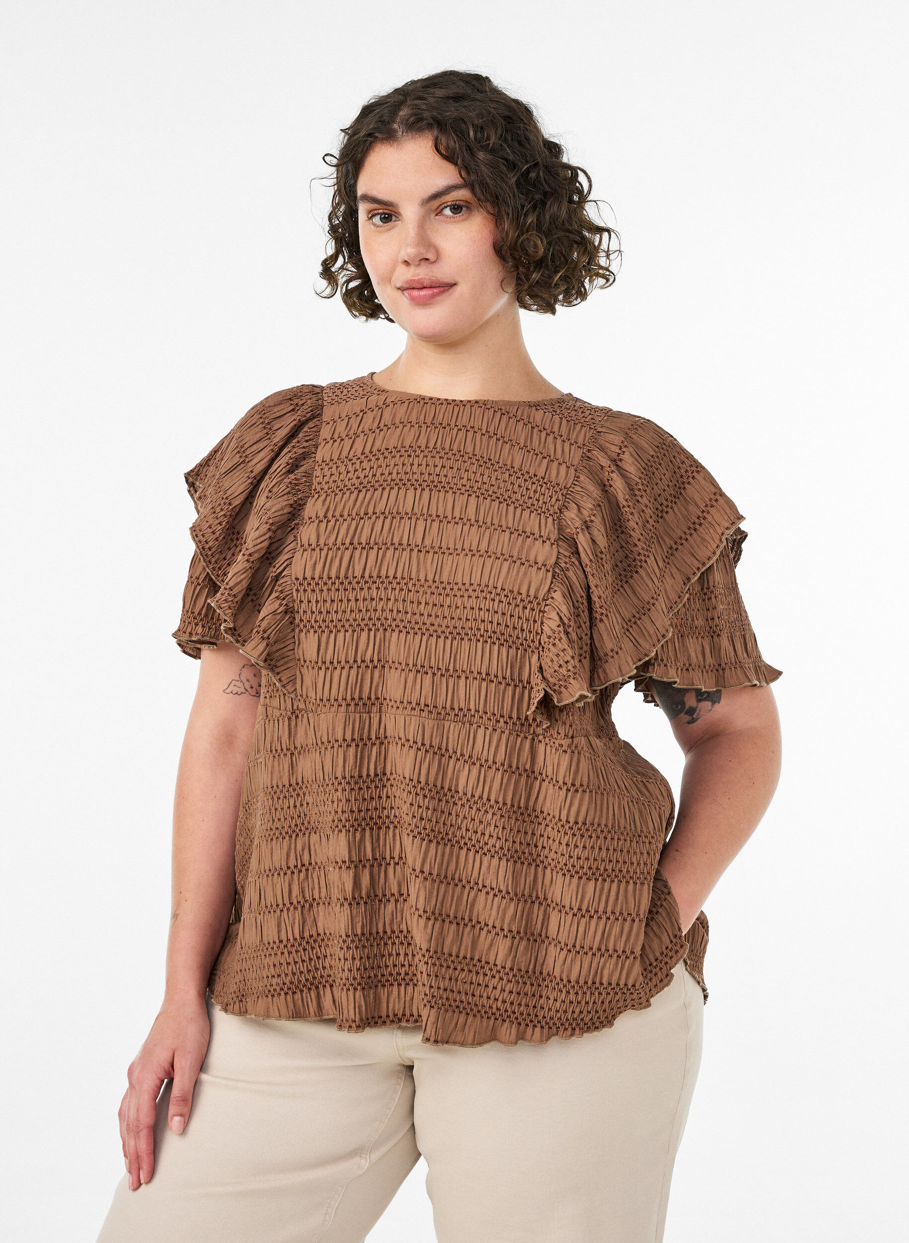 Blouse avec texture smock&eacute;e et manches &agrave; volants, Marron, Model