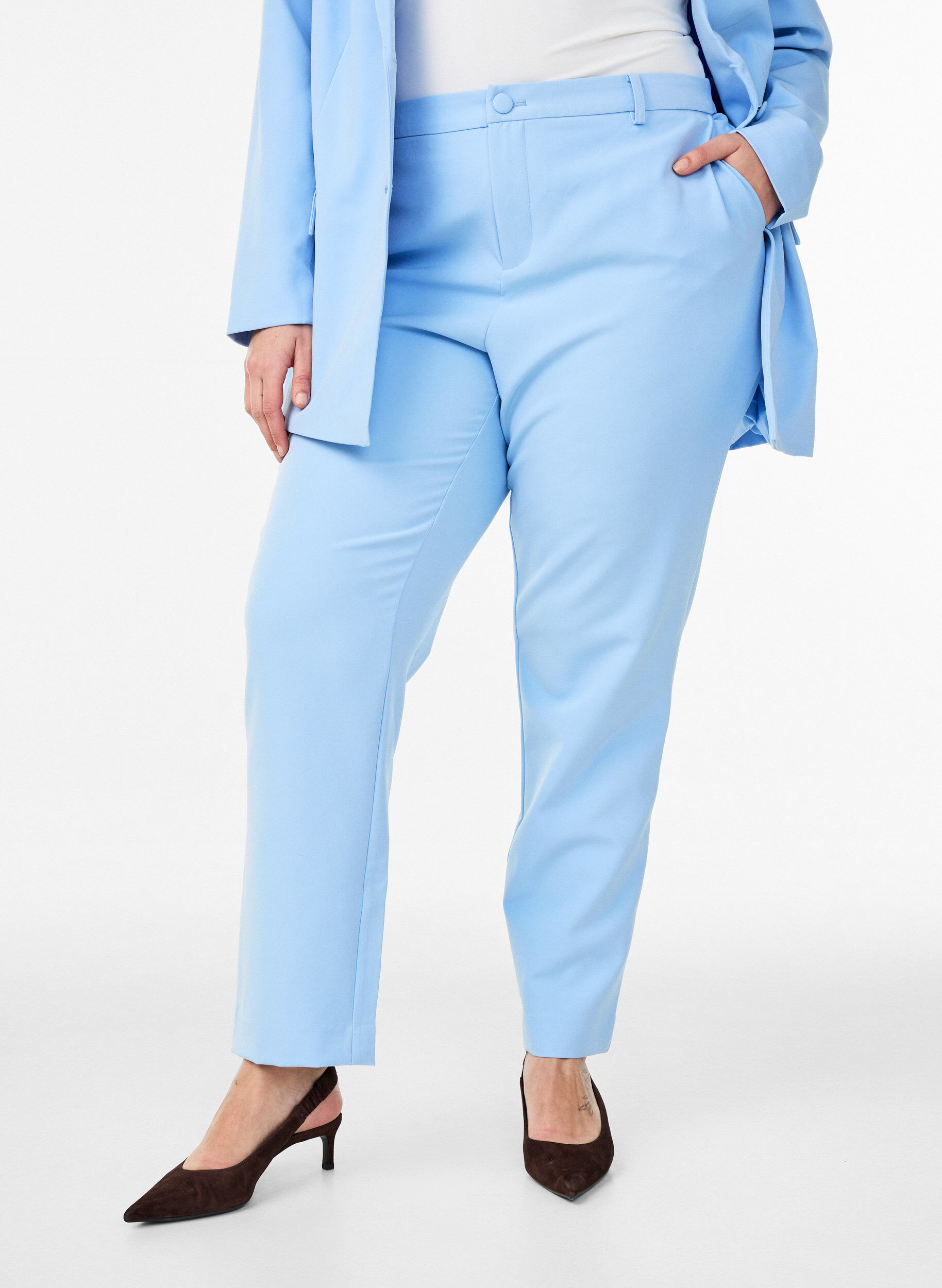 Zizzi Pantalon avec poches et jambes droites, Bleu Clair, Model image number 2