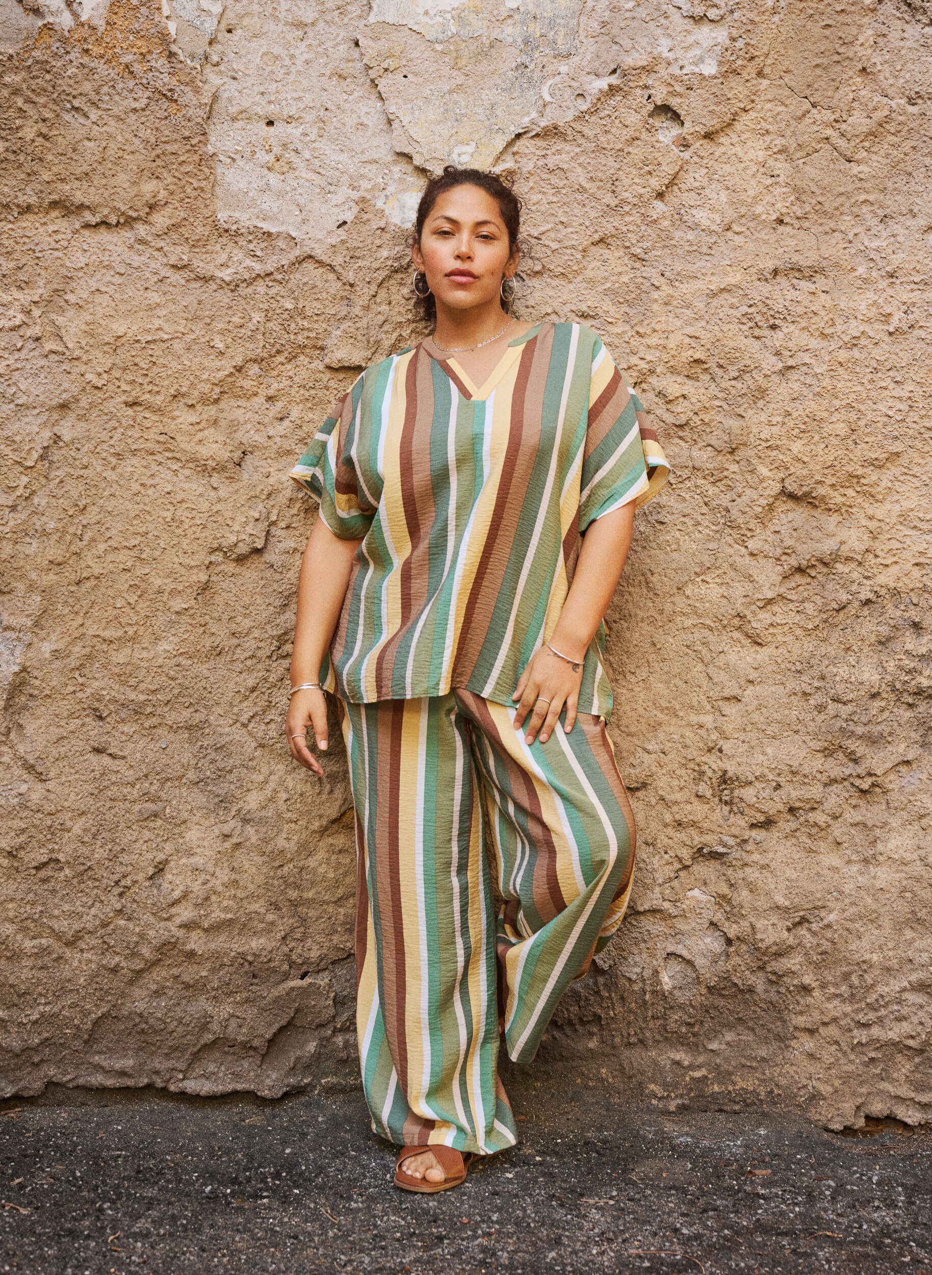 Zizzi Pantalon ample en viscose avec des rayures, Marron, Image image number 0