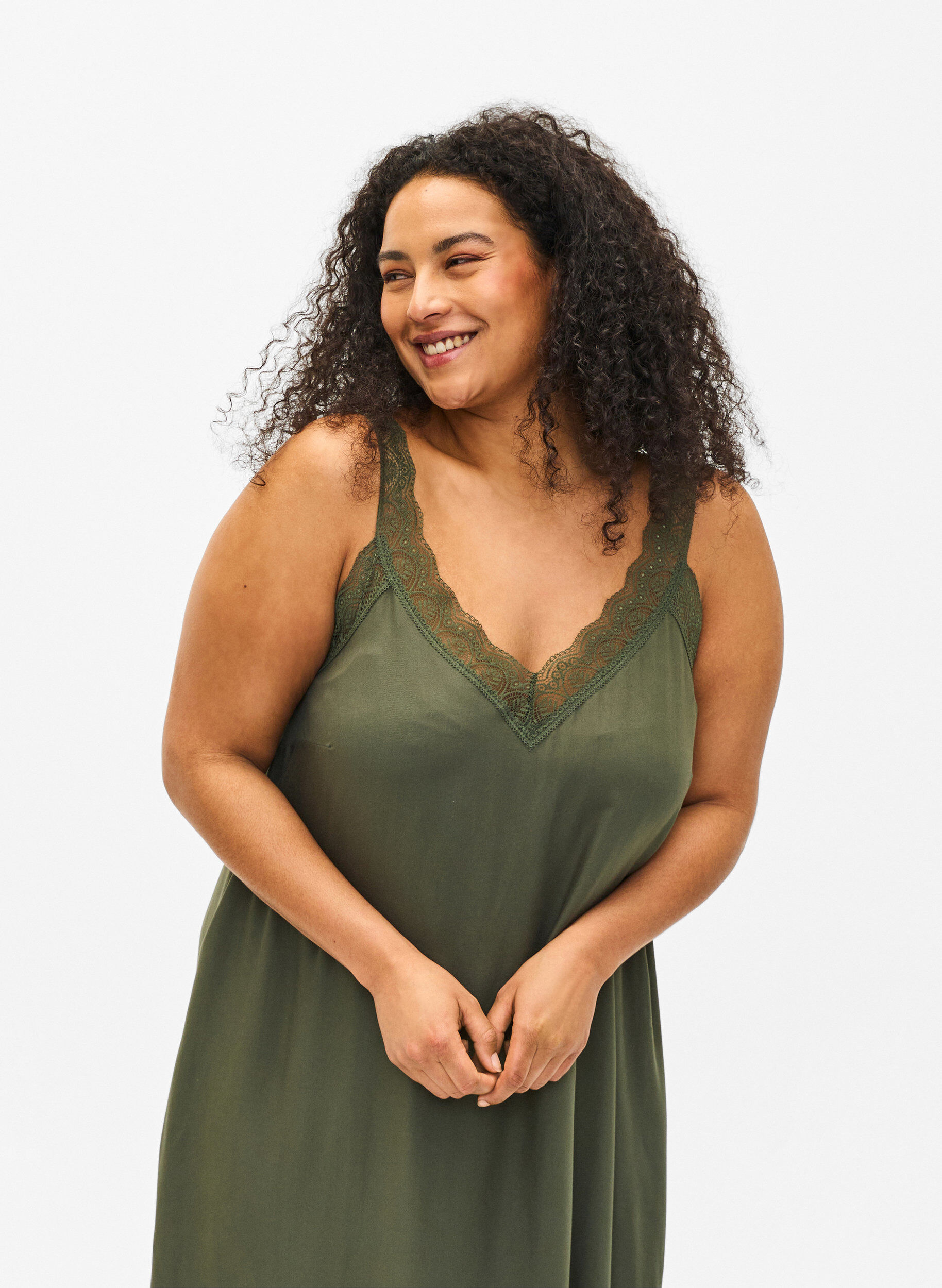 Zizzi Robe &agrave; bretelles mi-longue en viscose orn&eacute;e de dentelle., Thyme, Model image number 2