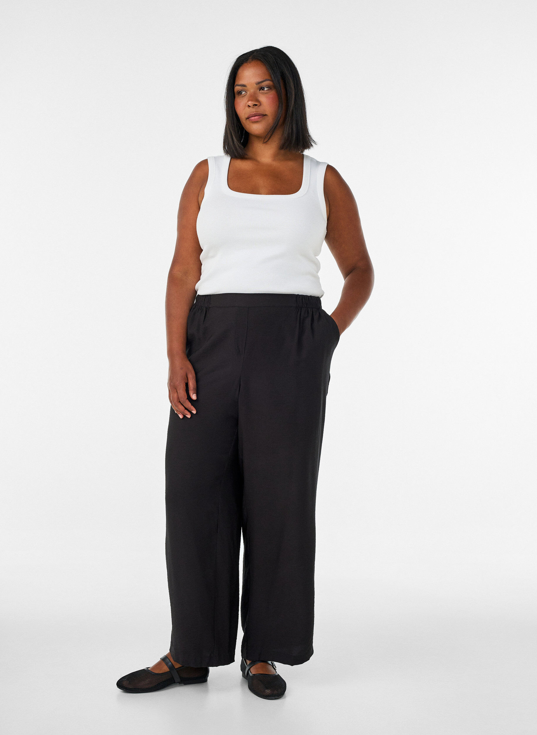 ZizziPantalon en viscose avec taille &eacute;lastiqu&eacute;e et jambes droites, Noir, Model image number 0