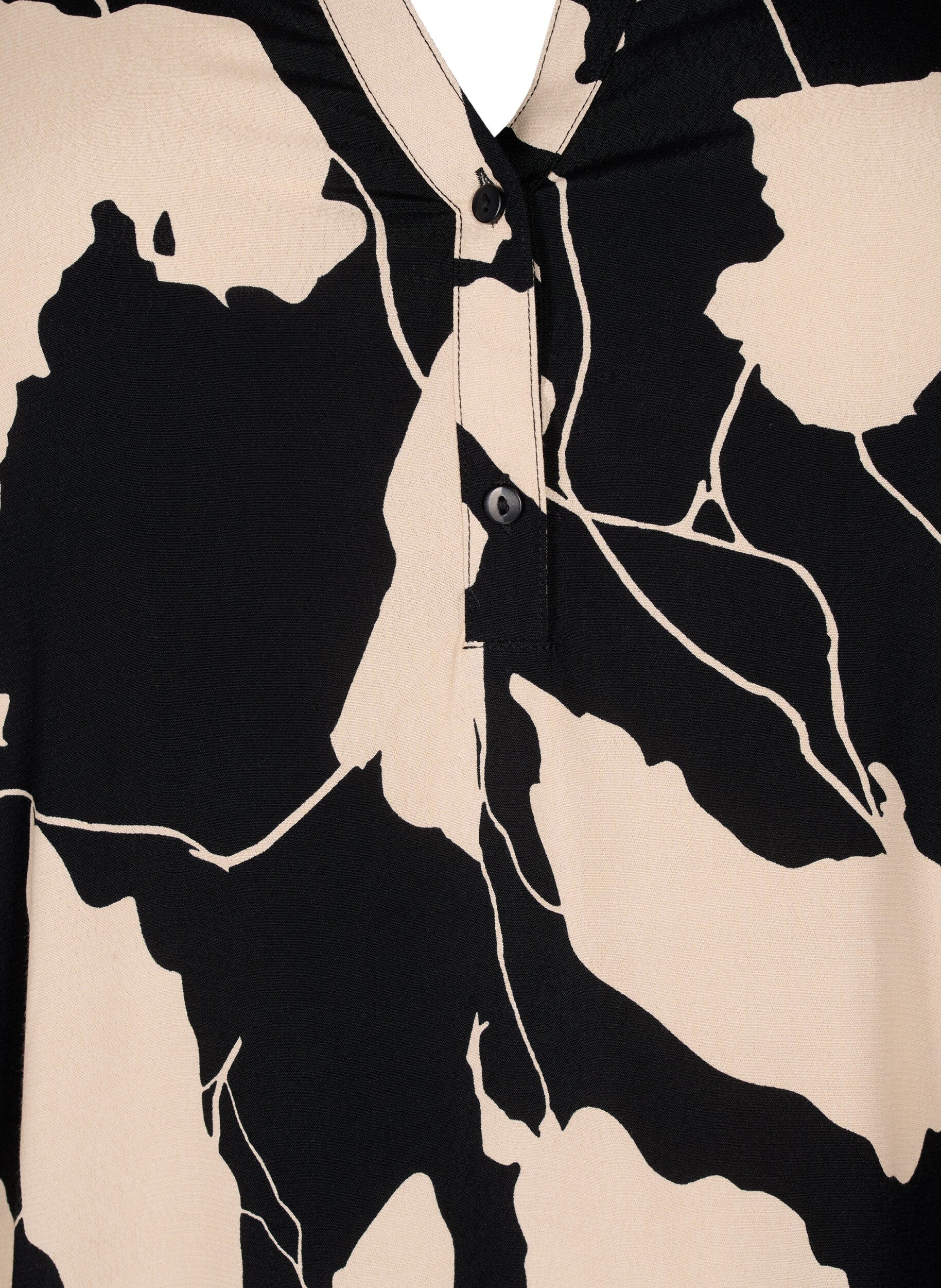 Zizzi Blouse en viscose imprim&eacute;e avec smock, Black AOP, Packshot image number 2