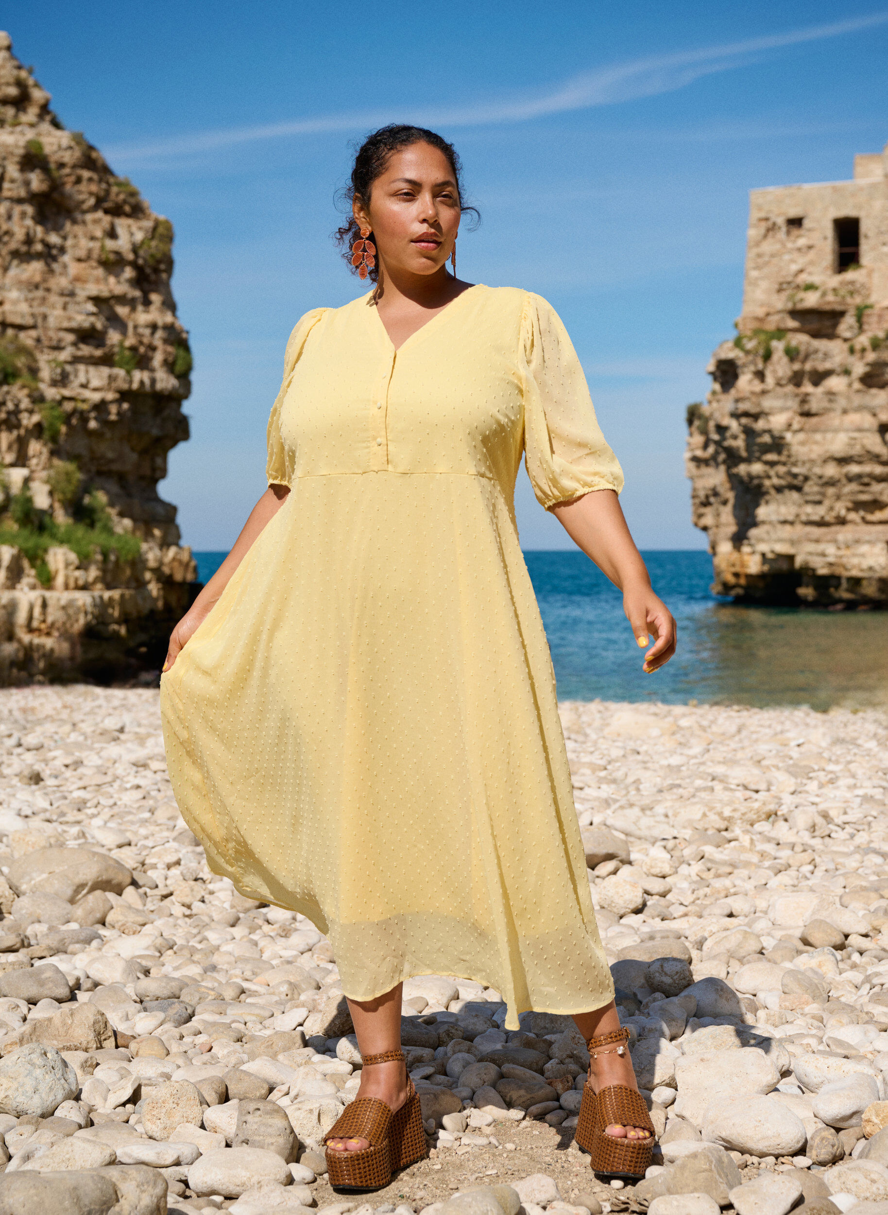 Zizzi Robe midi &agrave; encolure en V avec attaches &agrave; nouer, Jaune clair, Image image number 0