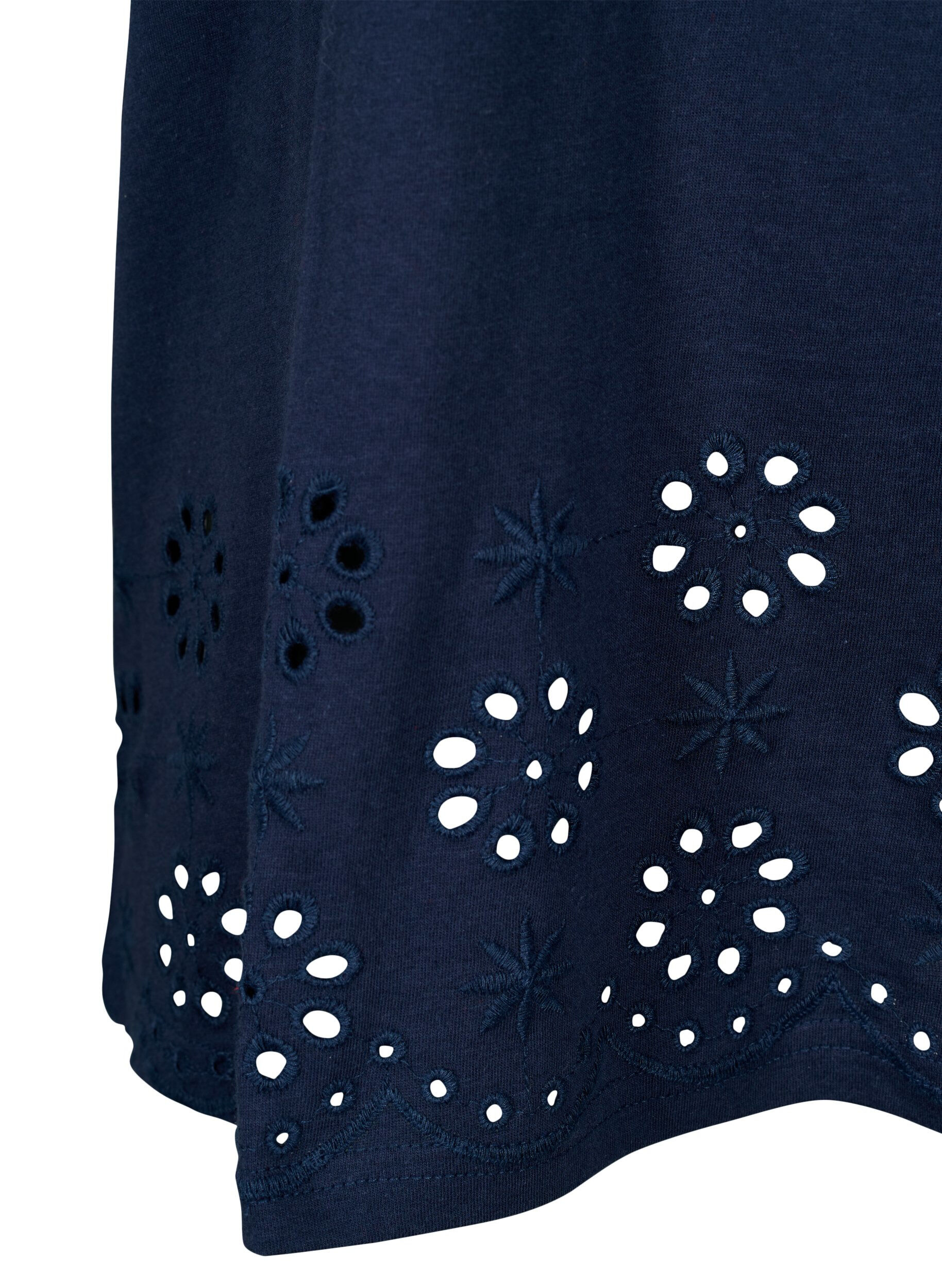 Zizzi T-shirt en coton avec broderie anglaise, Navy Blazer, Packshot image number 3