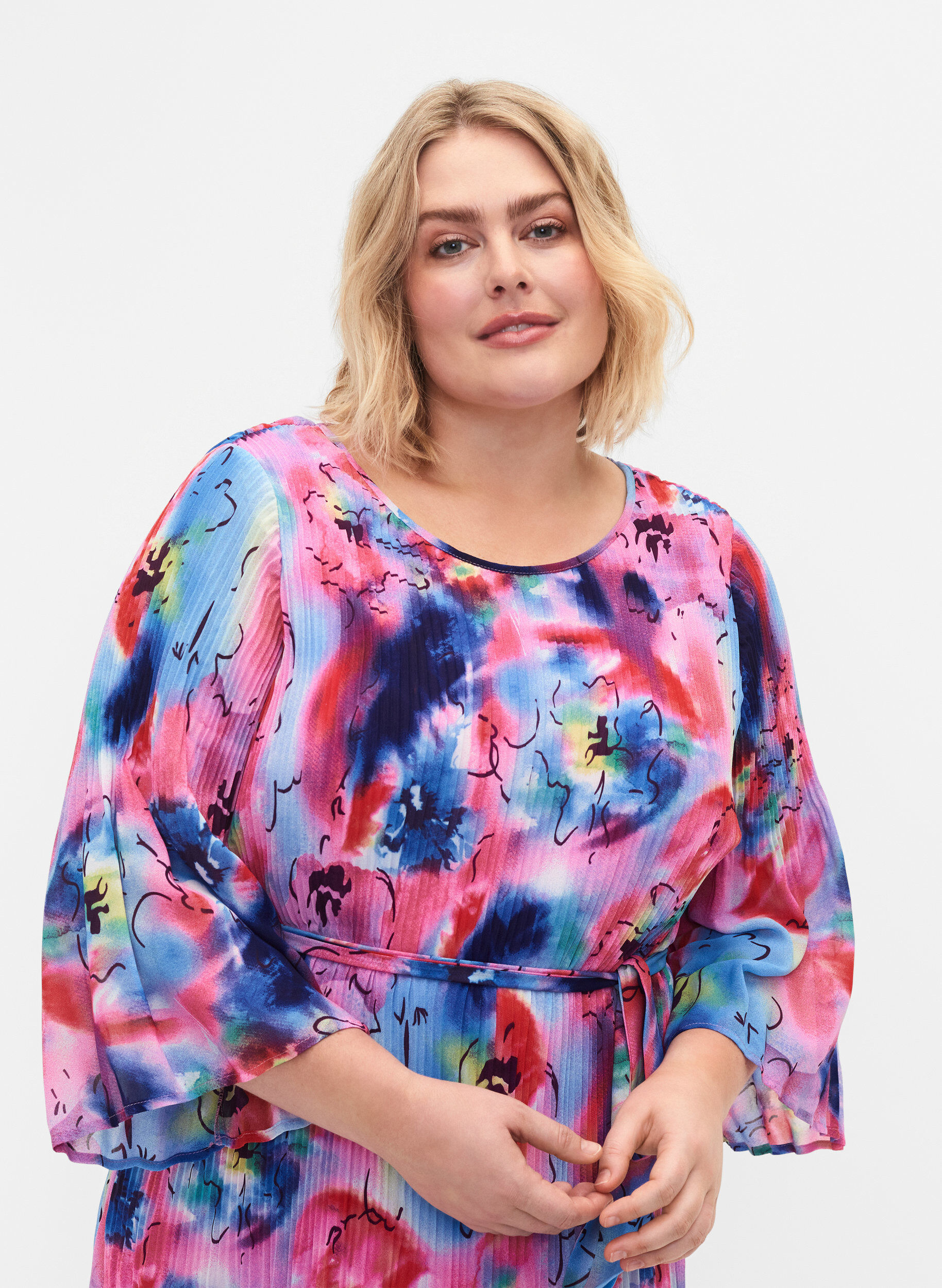 Zizzi Robe pliss&eacute;e imprim&eacute;e avec lien &agrave; nouer, Lavender Space AOP, Model image number 2