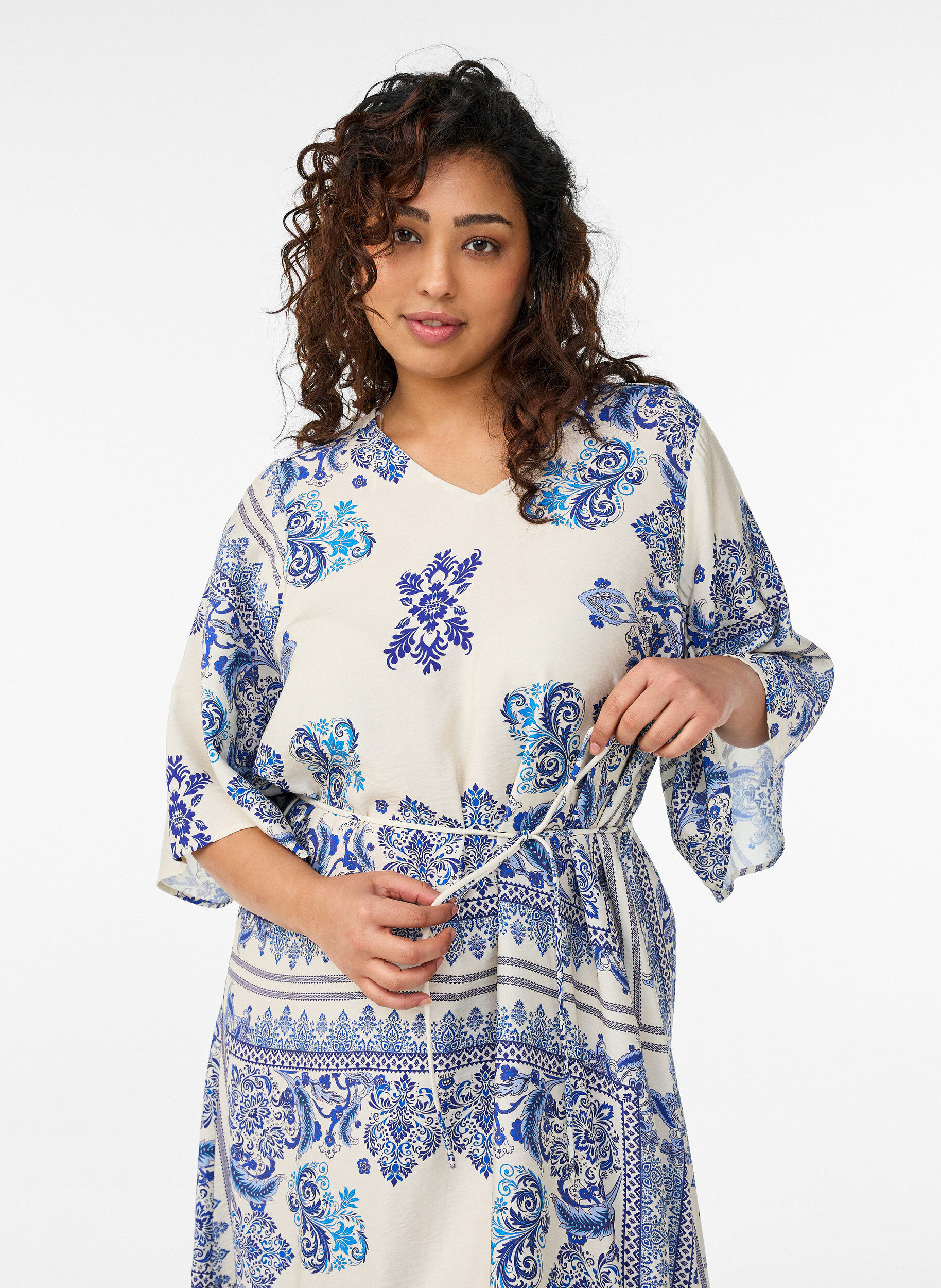 Zizzi Robe midi imprim&eacute;e en viscose avec ceinture &agrave; nouer, Bleu, Model image number 2