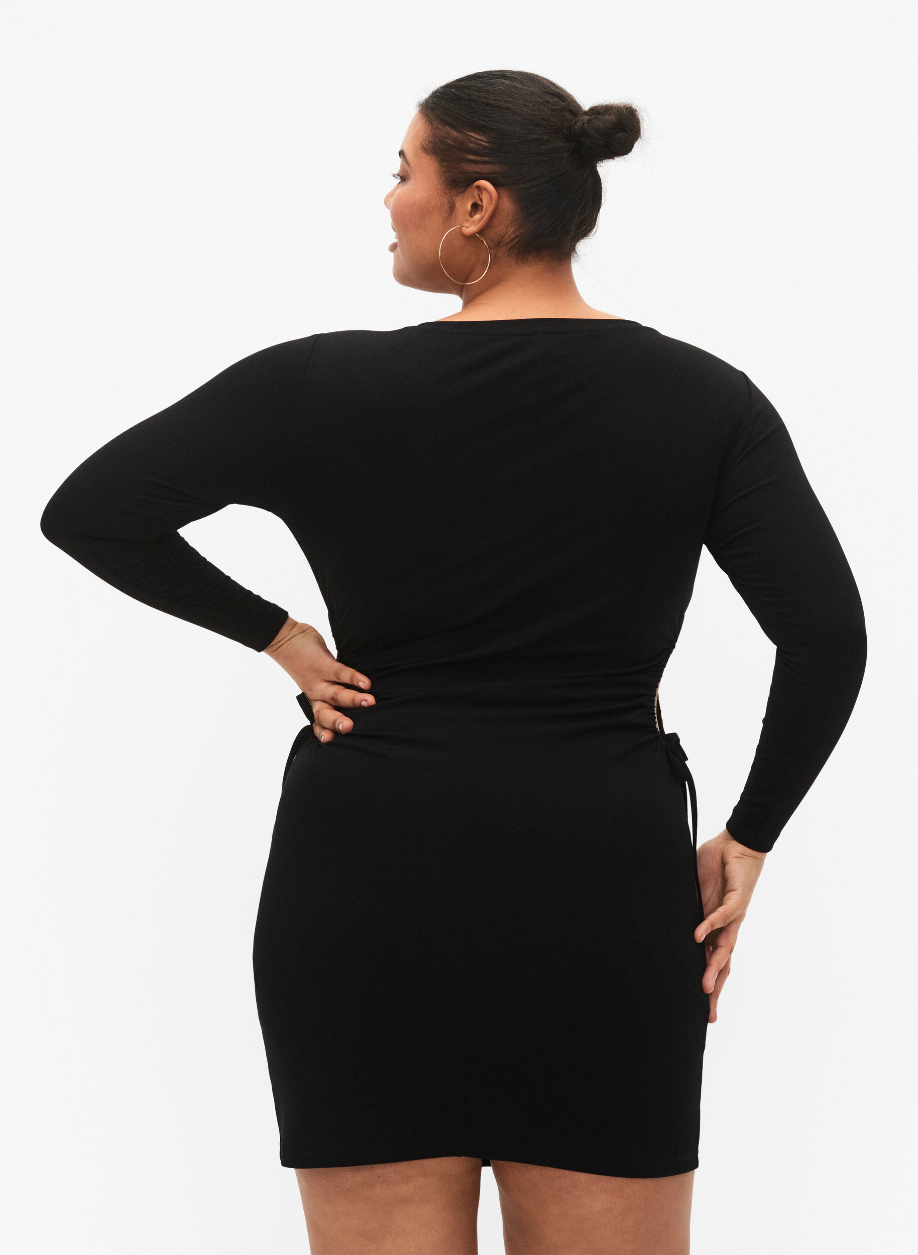 Zizzi Robe moulante avec d&eacute;collet&eacute;, Black, Model image number 1