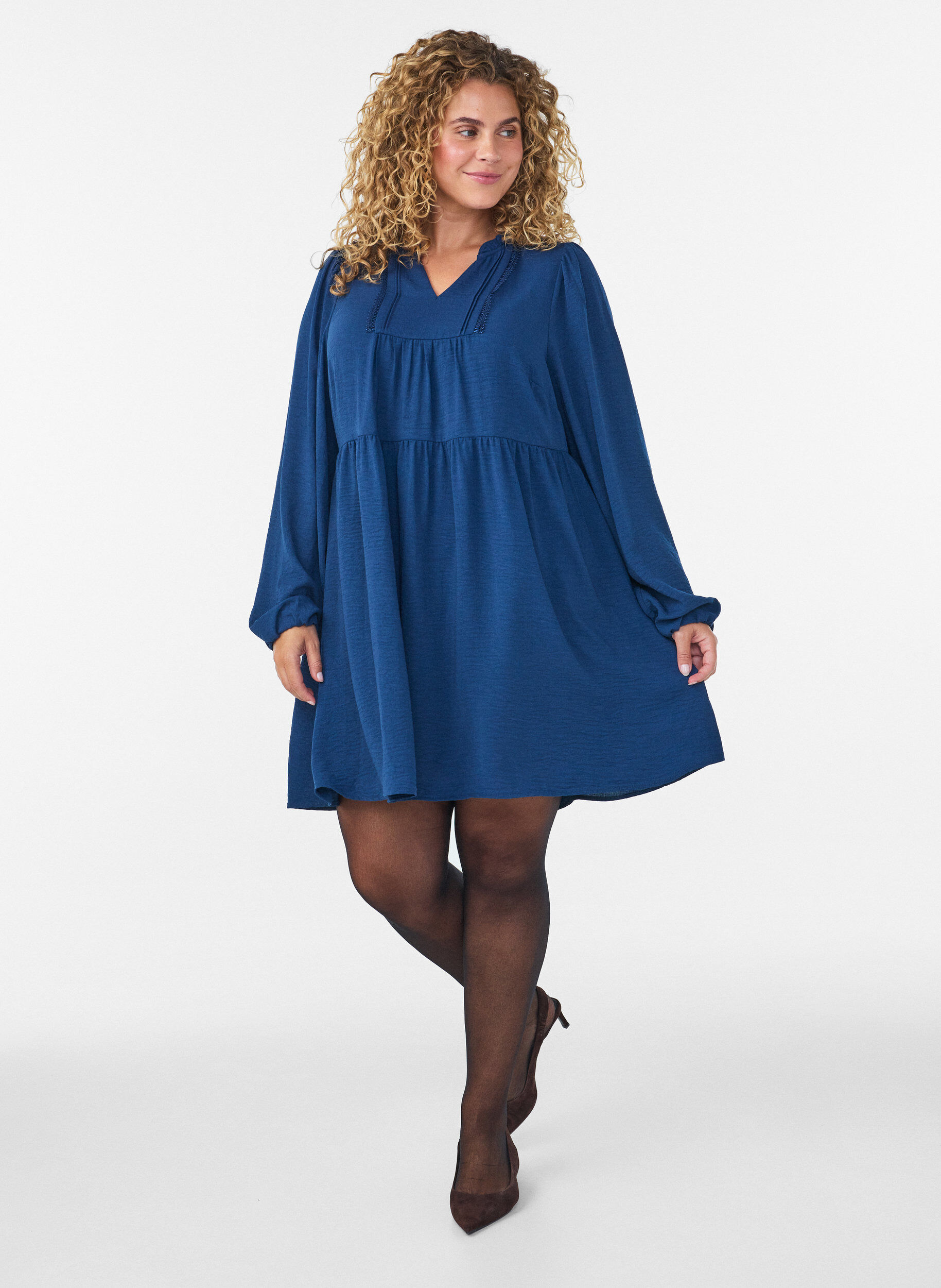 ZizziRobe coupe &eacute;vas&eacute;e avec une taille empire, Bleu, Model image number 1