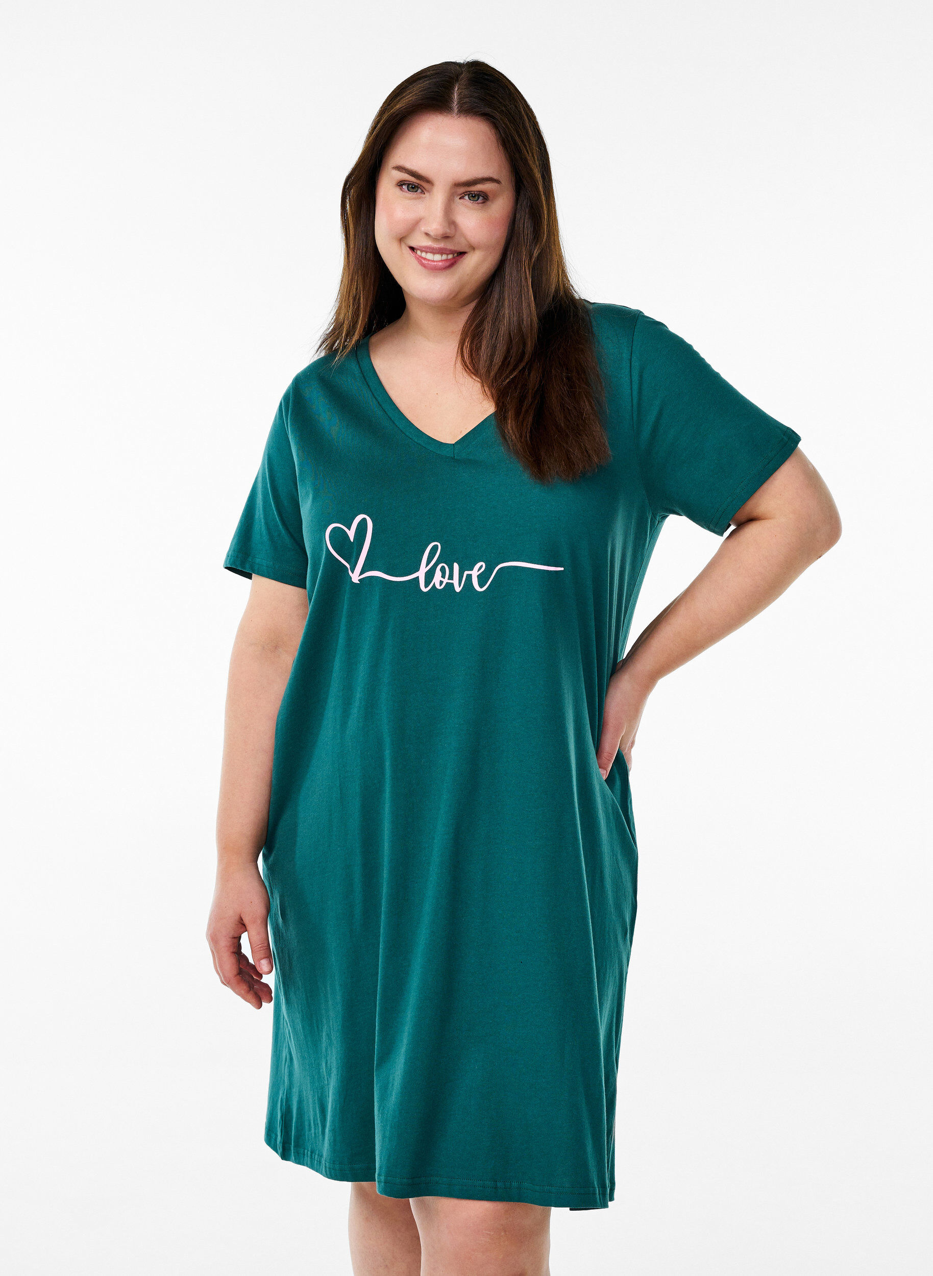 Zizzi Chemise de nuit en coton biologique et &agrave; col en V, Vert fonc&eacute;, Model image number 0