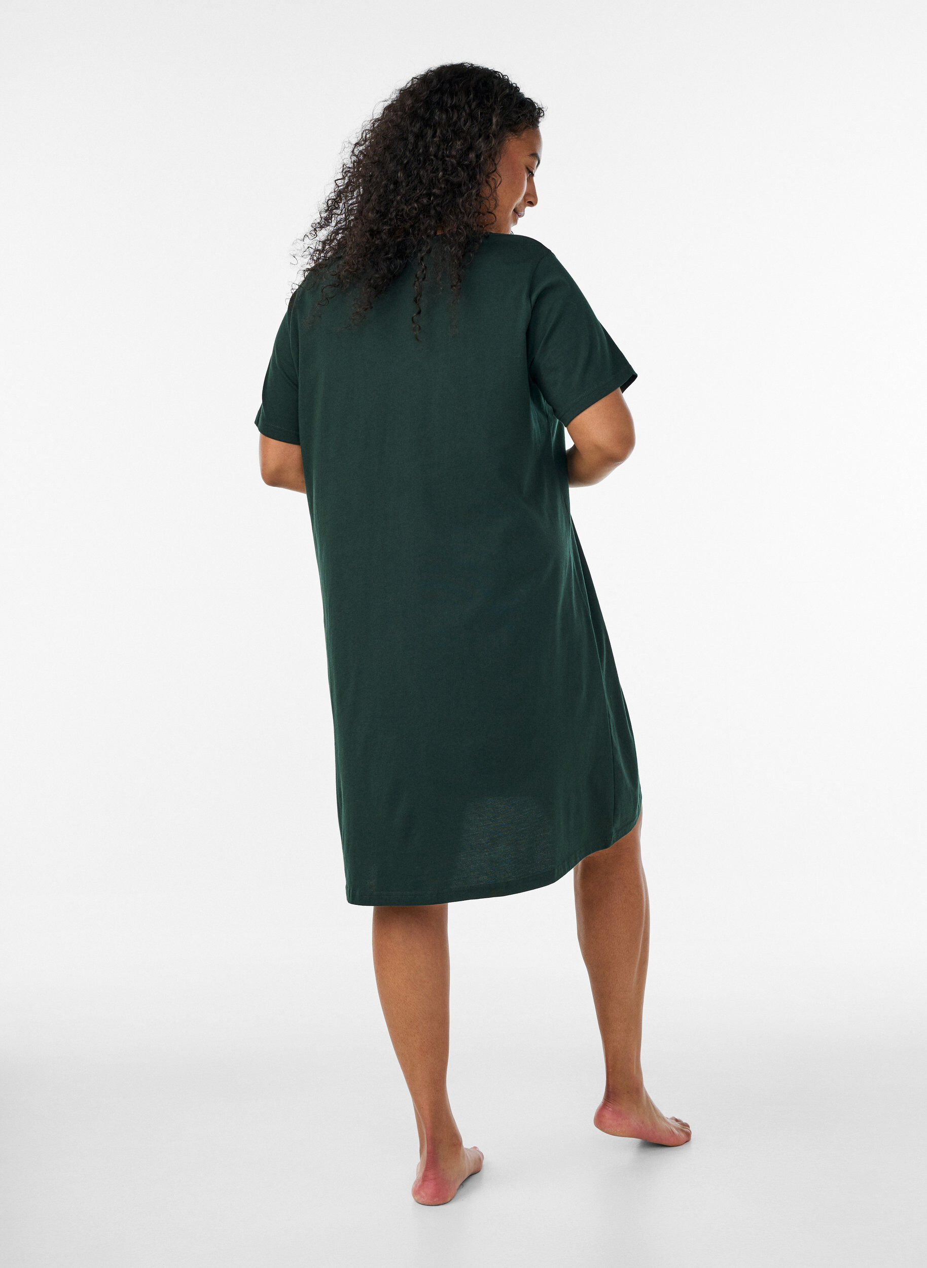 ZizziChemise de nuit en coton biologique et &agrave; col en V, Vert fonc&eacute;, Model image number 2