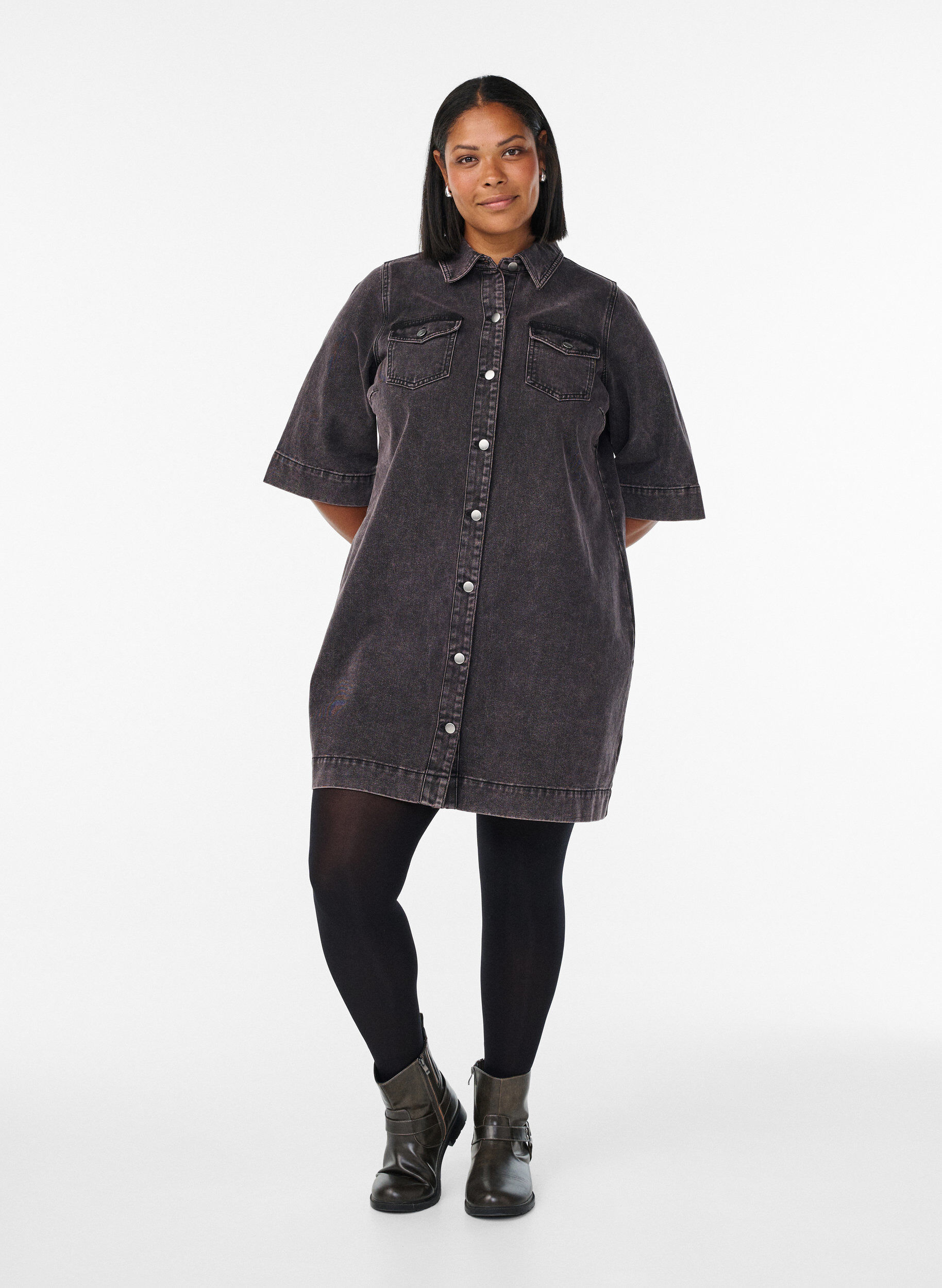 Zizzi Robe courte en jean avec poches poitrine et manches courtes, Violet, Model image number 1