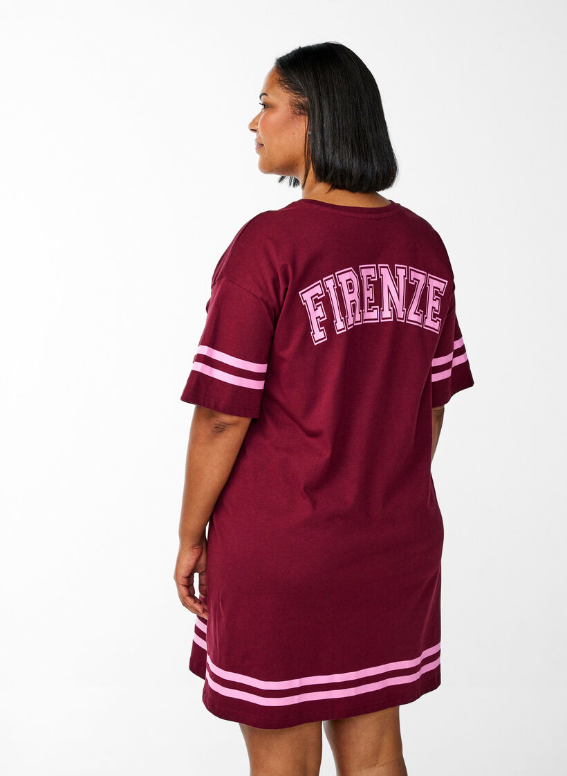 Robe T-shirt courte avec d&eacute;tails sport, Bordeaux fonc&eacute;, Model image number 2
