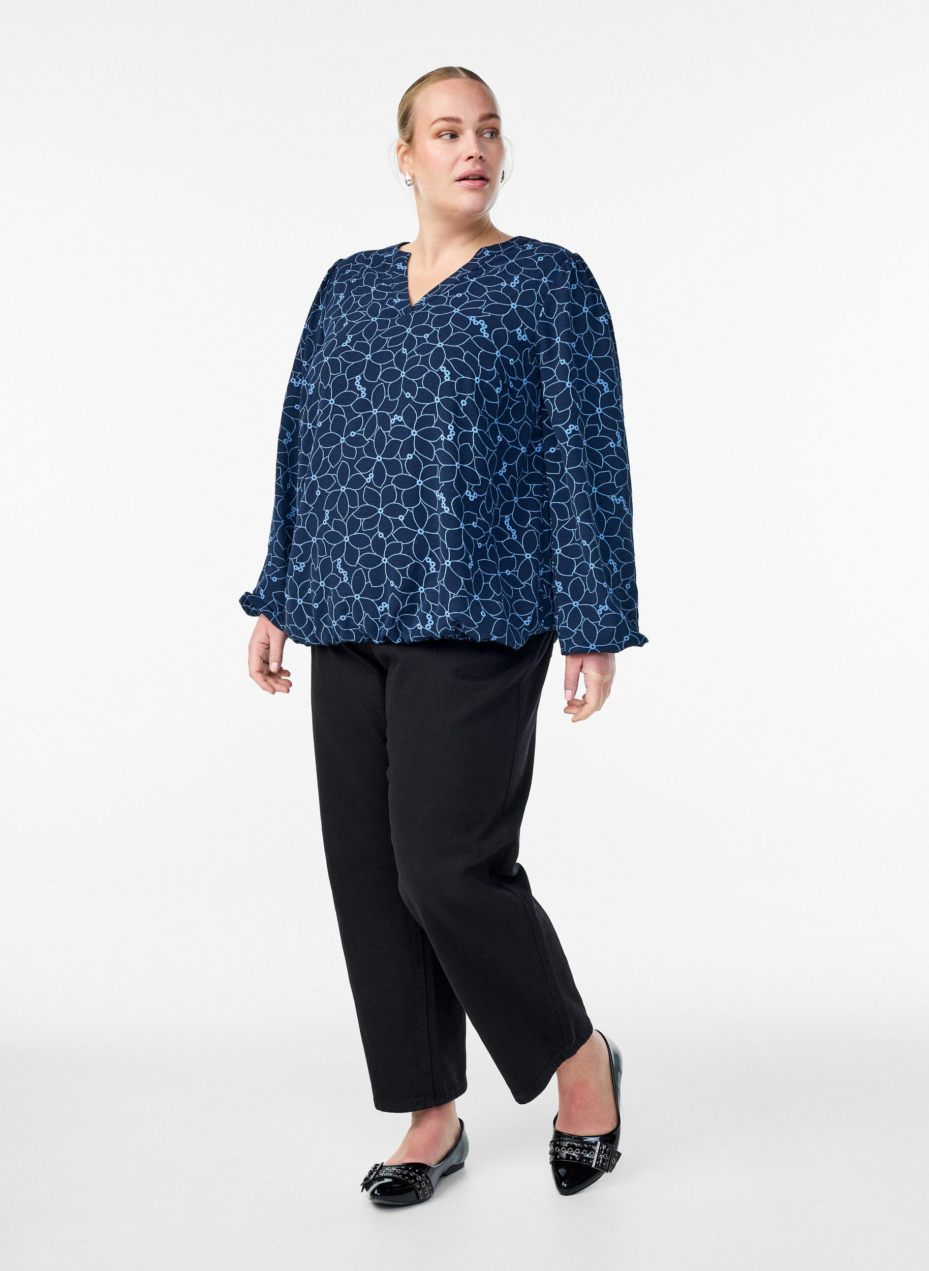 Zizzi Blouse &agrave; manches longues avec broderie florale, Bleu, Model image number 1