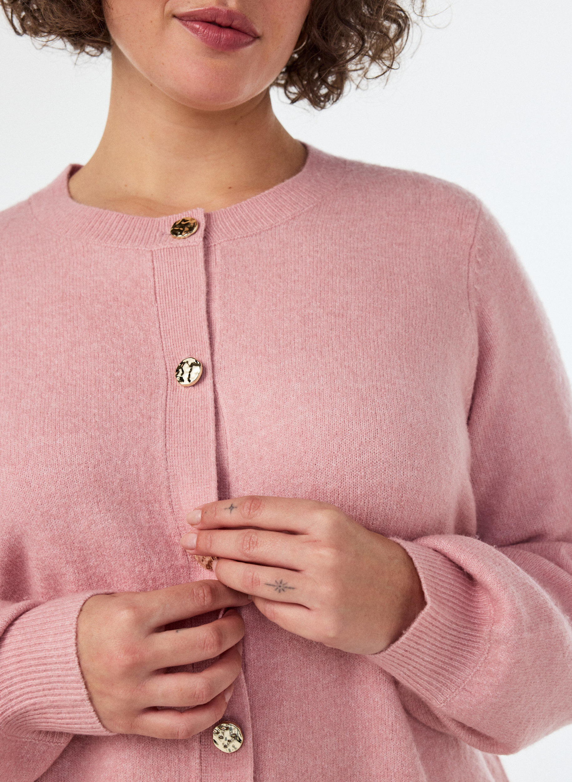 ZizziCardigan en maille douce avec boutons dor&eacute;s, Rose poudr&eacute;e, Model image number 3