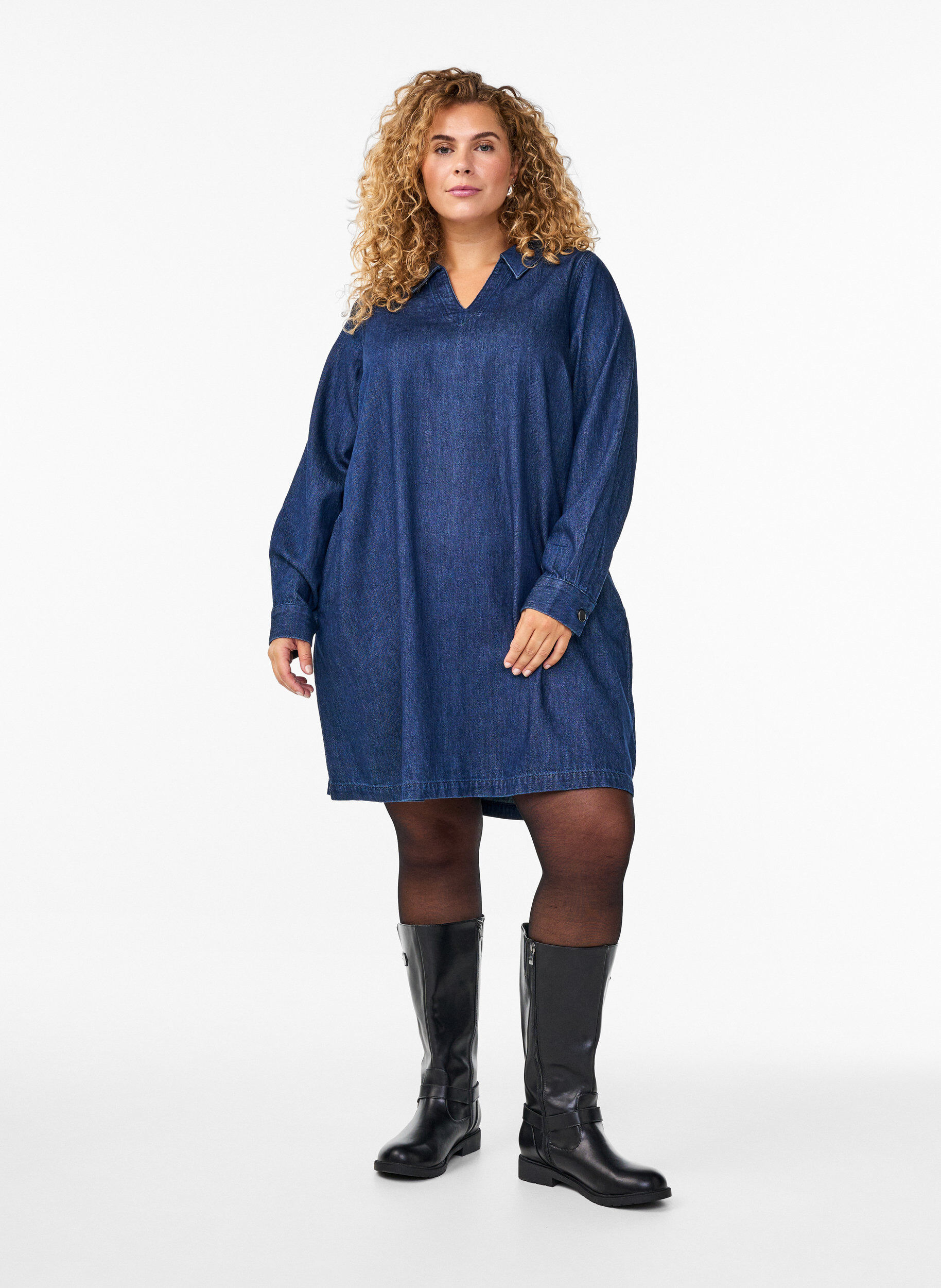 ZizziRobe courte en jean avec col et d&eacute;collet&eacute; en V, Bleu, Model image number 1