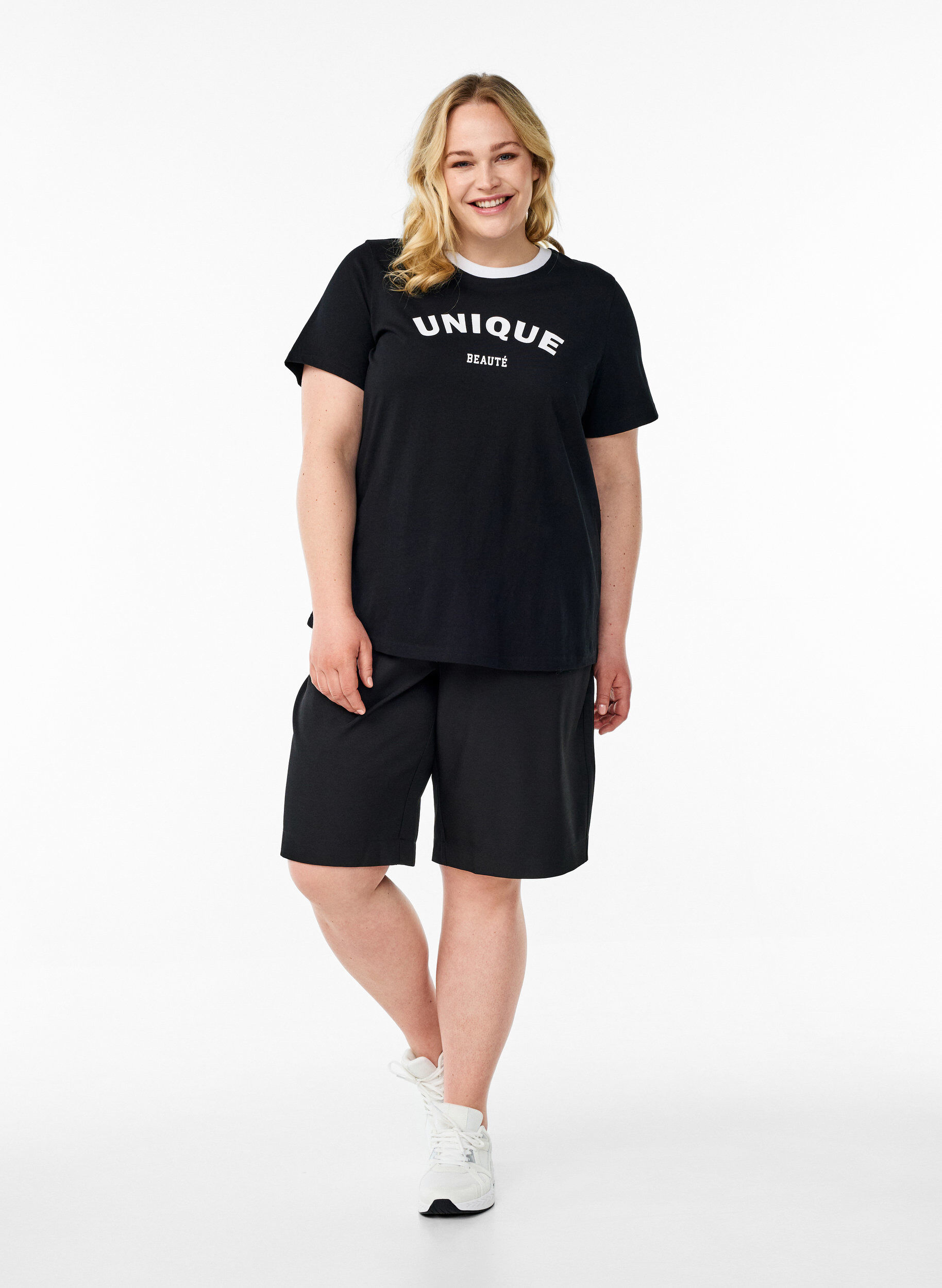 Zizzi T-shirt avec imprim&eacute; de texte et bordure contrast&eacute;e, Noir, Model image number 1