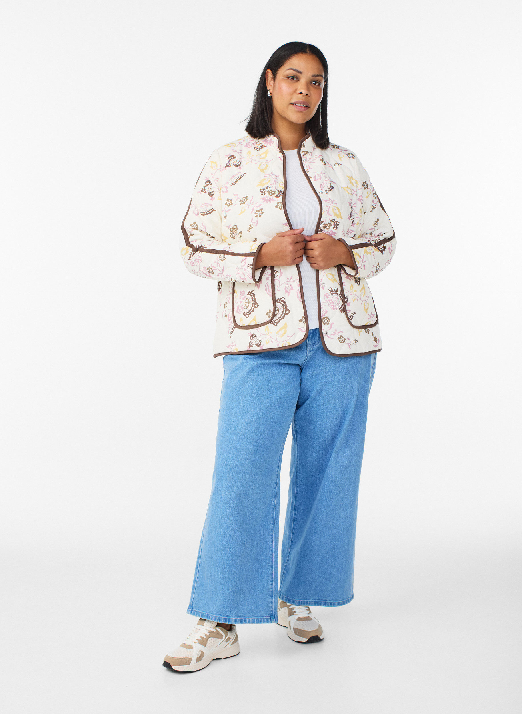 Zizzi Veste matelass&eacute;e avec boutons et imprim&eacute; floral, Beige, Model image number 1