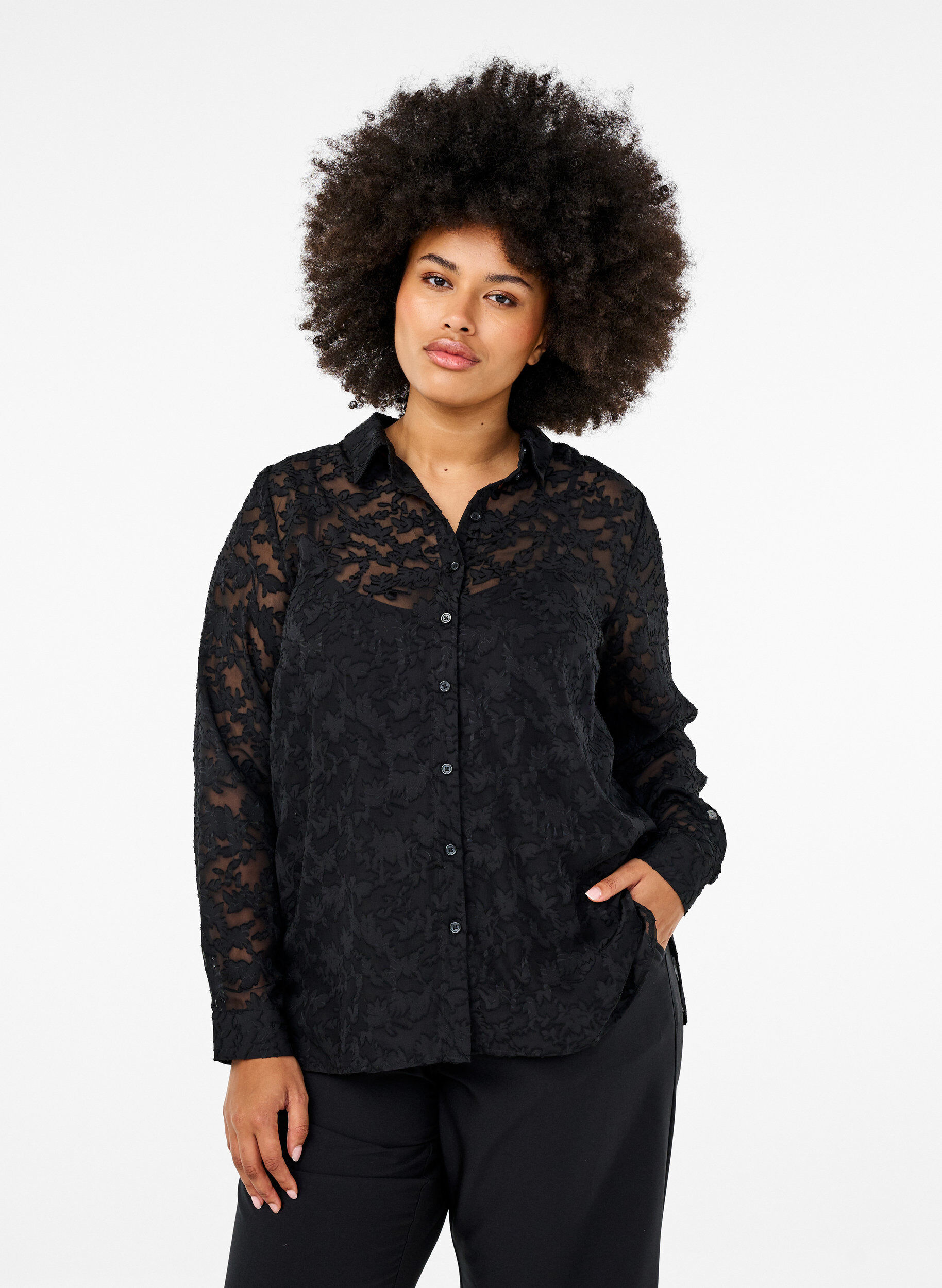 Zizzi Une chemise en maille jacquard avec boutons, Black, Model image number 0
